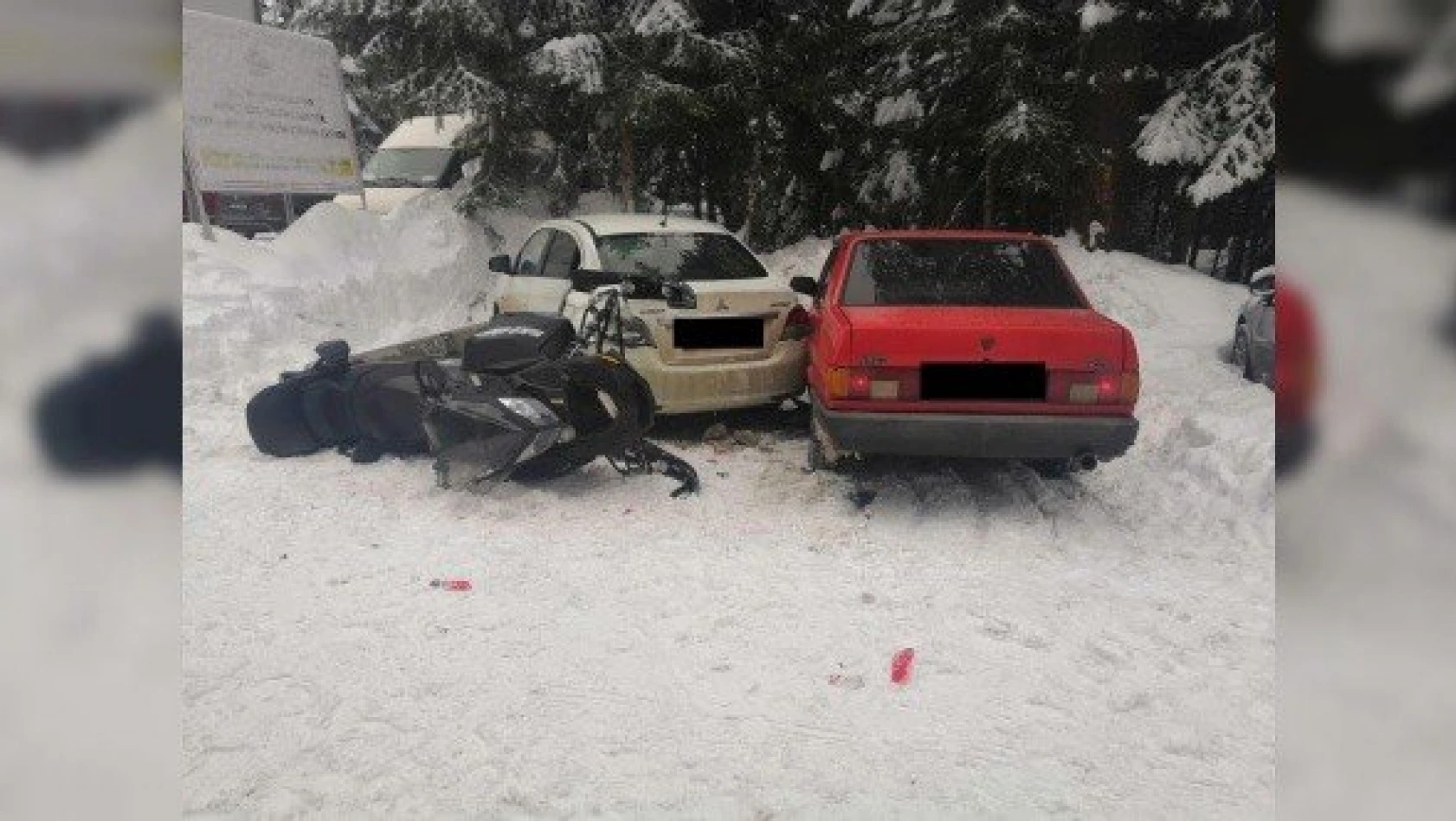 Kar motoruyla iki otomobile çarpan kadın ile yanındaki oğlu yaralandı