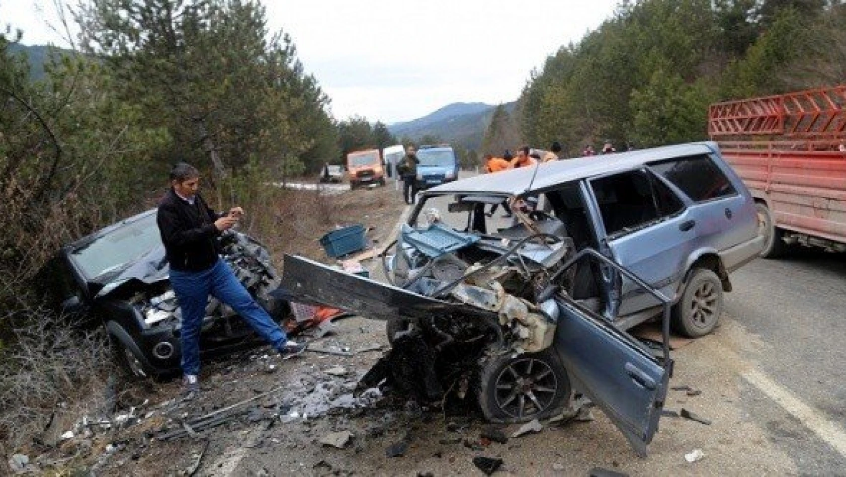 Kastamonu'da hafif ticari araçla otomobil çarpıştı: 2 yaralı