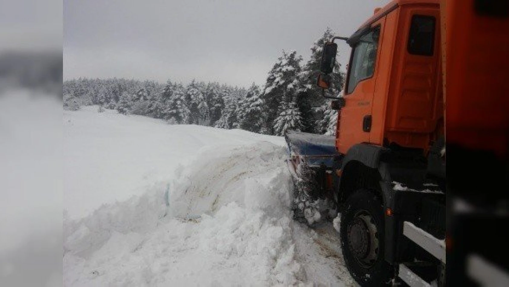 Kastamonu'da karın ulaşıma kapattığı 39 köy yolu açıldı