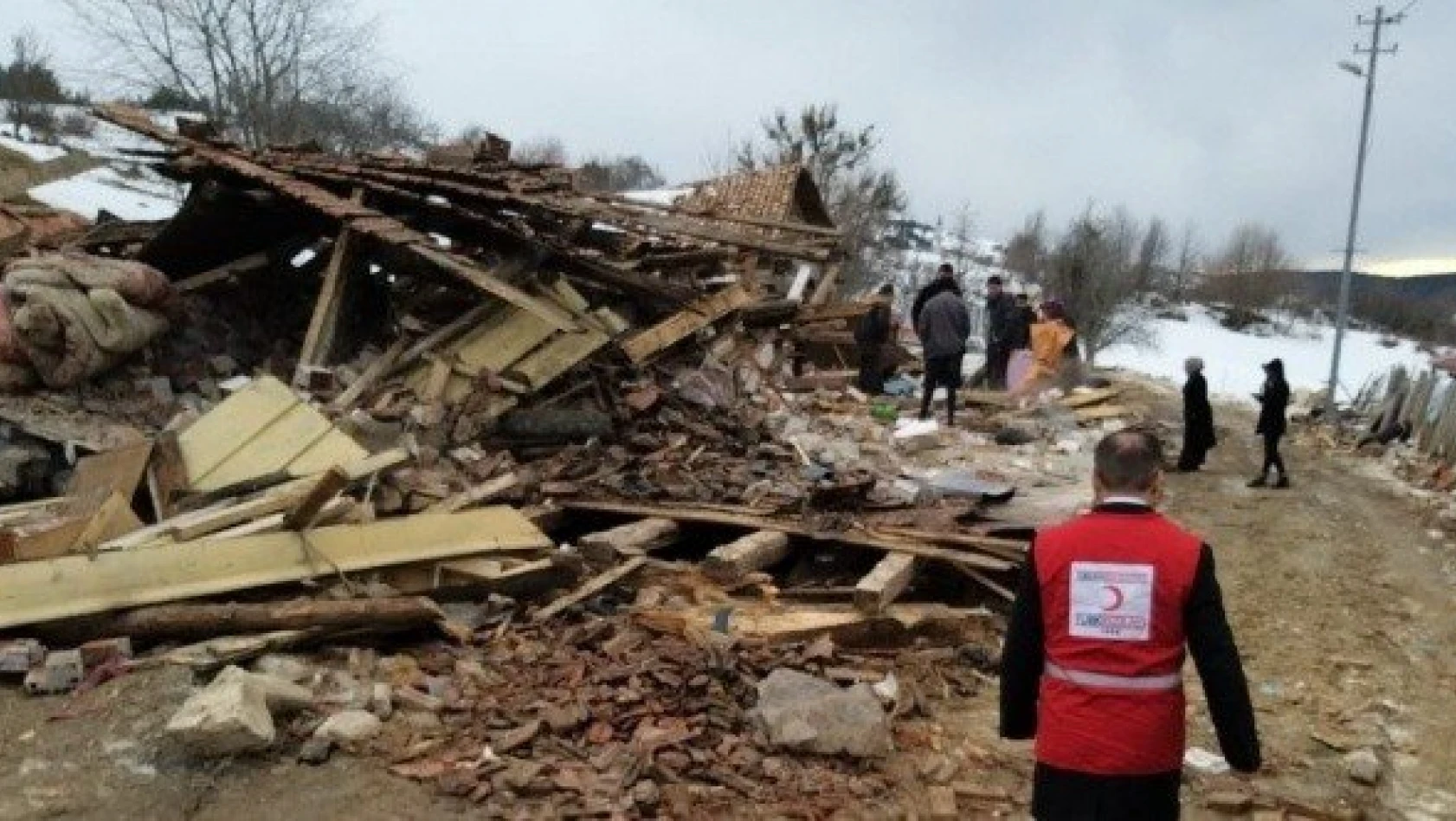 Kastamonu'da evi yıkılan aileye yardım eli