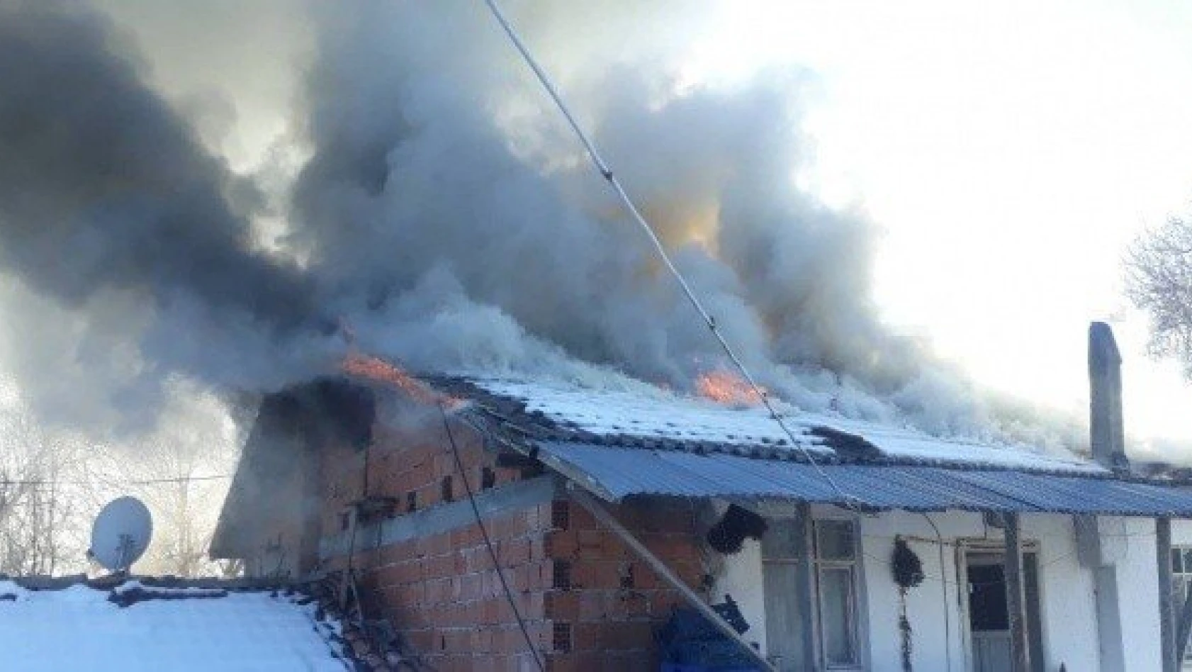 Kastamonu'da iki katlı ev yangında kullanılamaz hale geldi