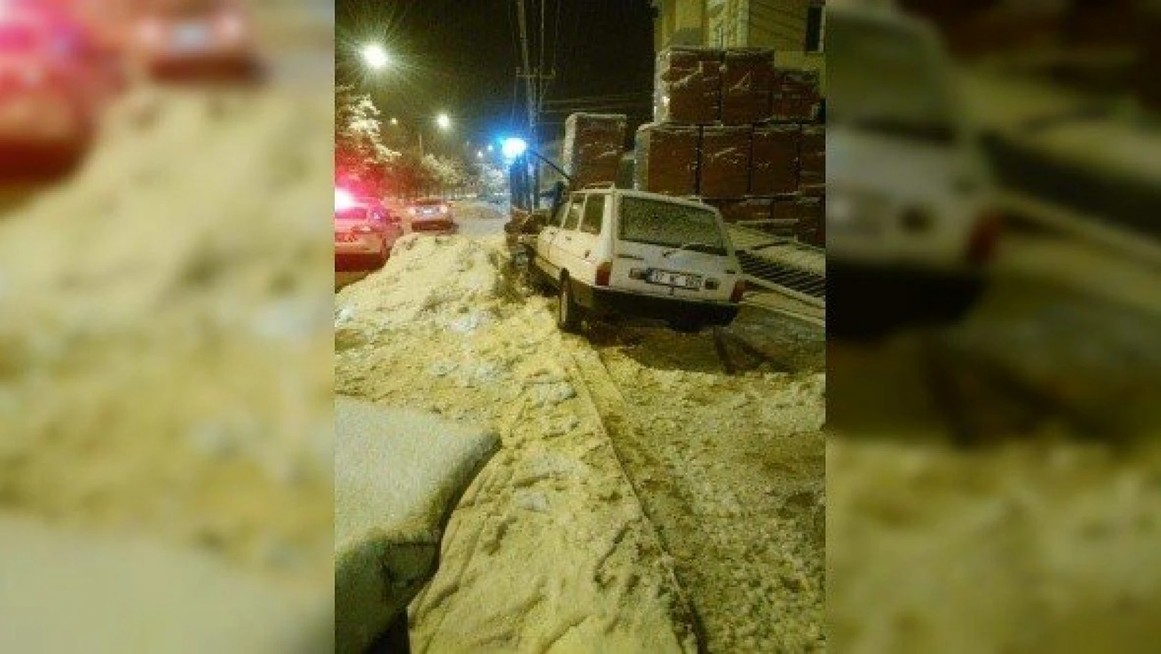 Kastamonu'da yoldan çıkan araç depoya çarptı: 1 yaralı