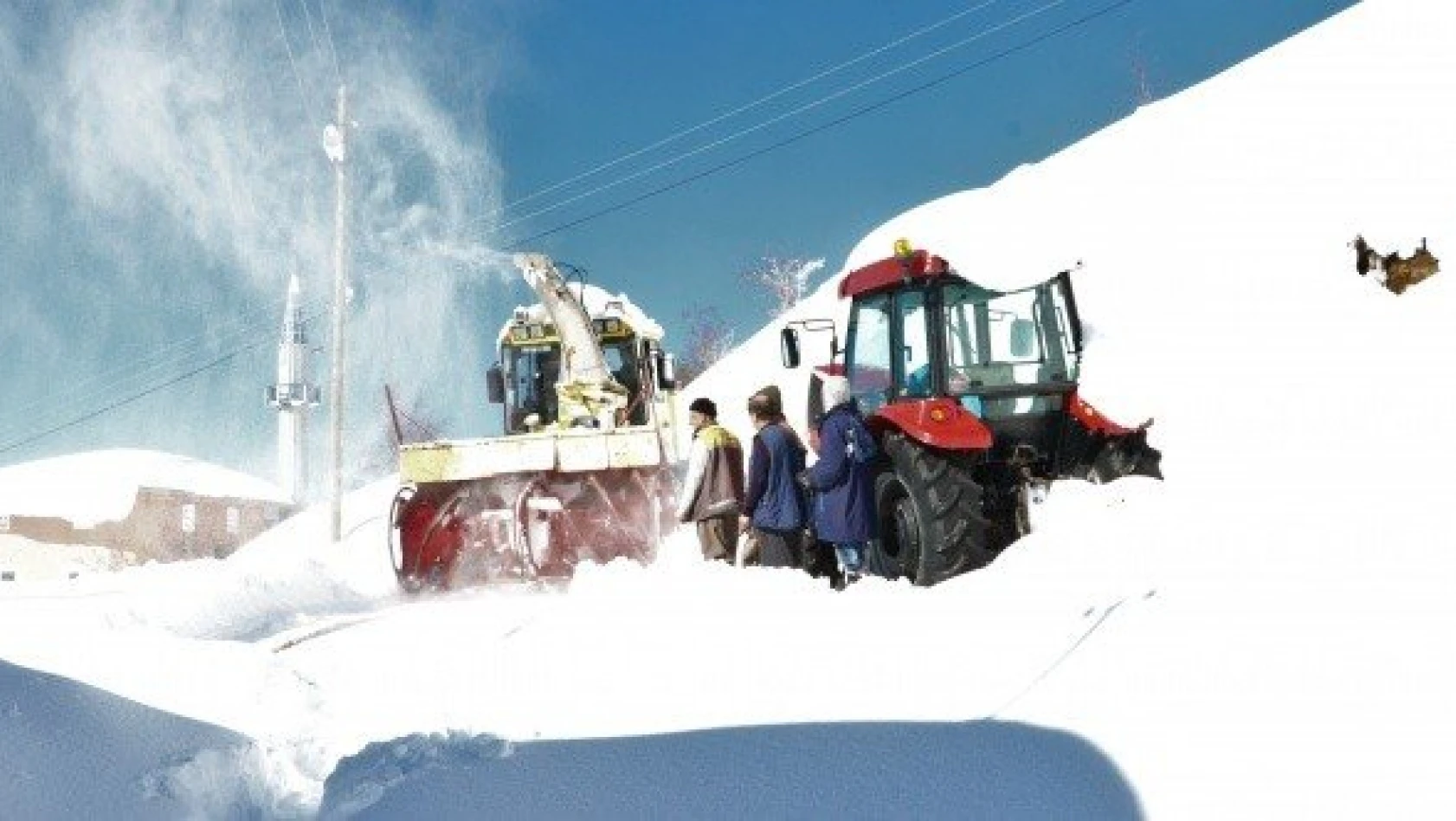 Köylüler, karla mücadele ekiplerini sevinçle karşılıyor