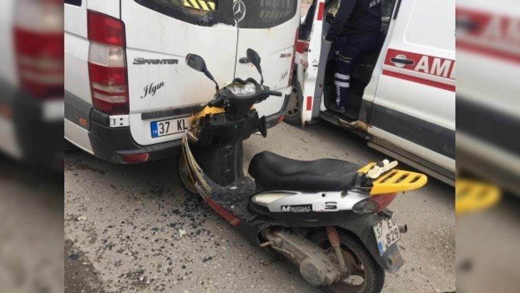 Motosiklet minibüsle çarpıştı: 1 yaralı
