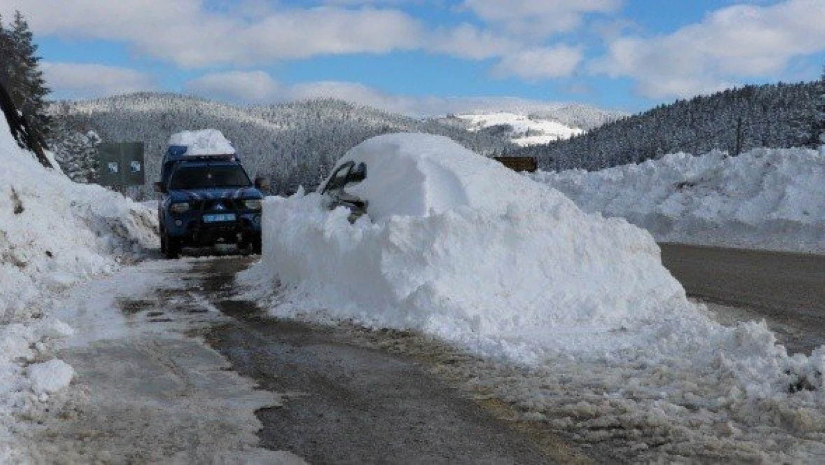 Yol ortasında üzeri karla kaplanan otomobil için 'jandarmalı' önlem
