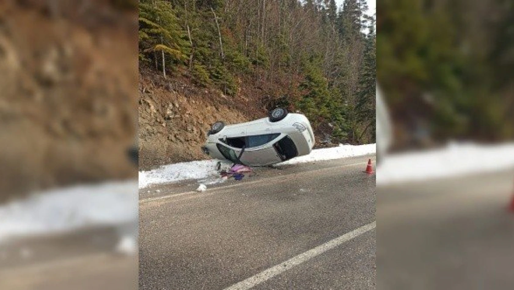 Yolda kayan otomobil devrildi: 2 yaralı