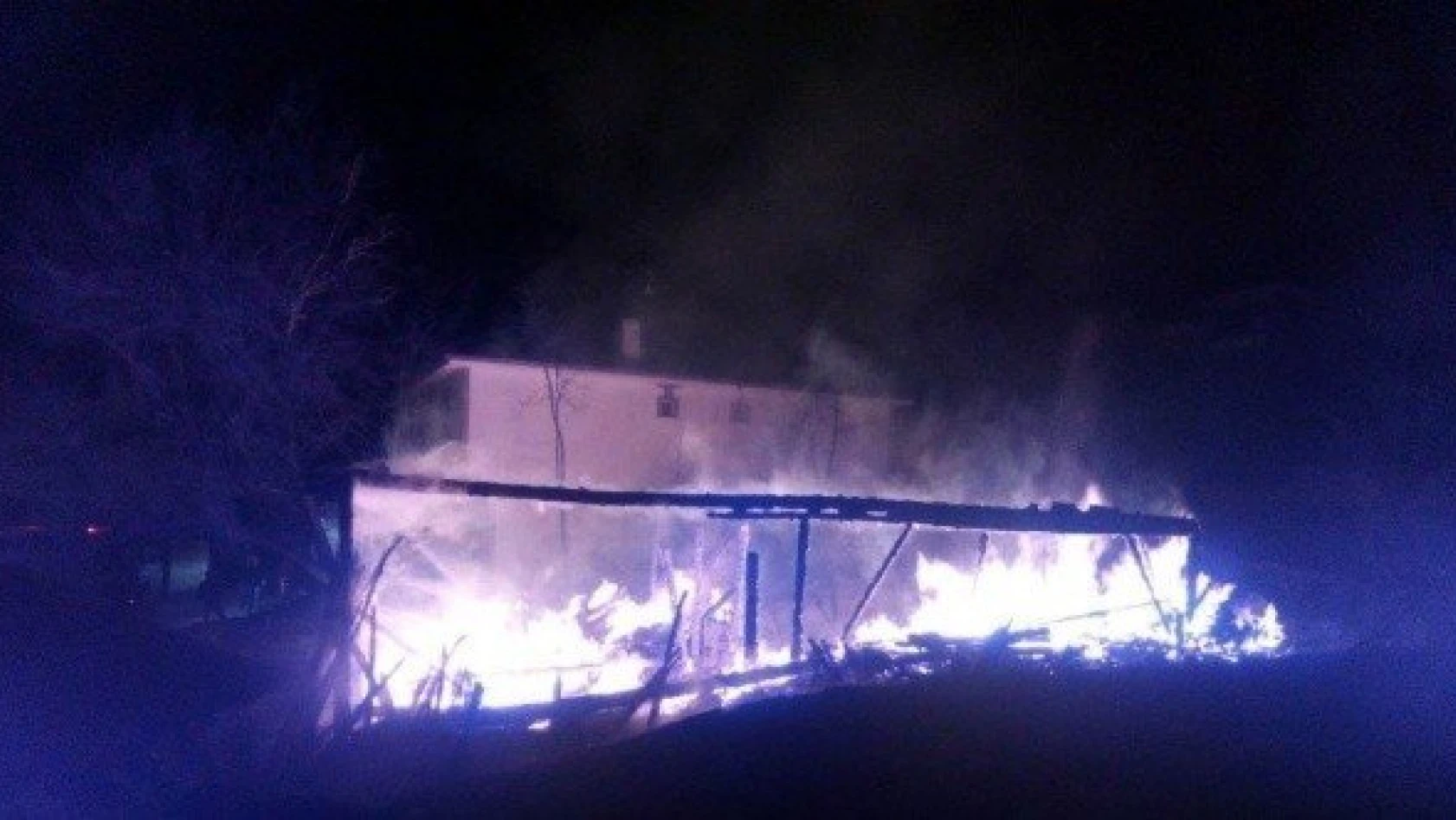 Kastamonu'da geceyi alevler aydınlattı
