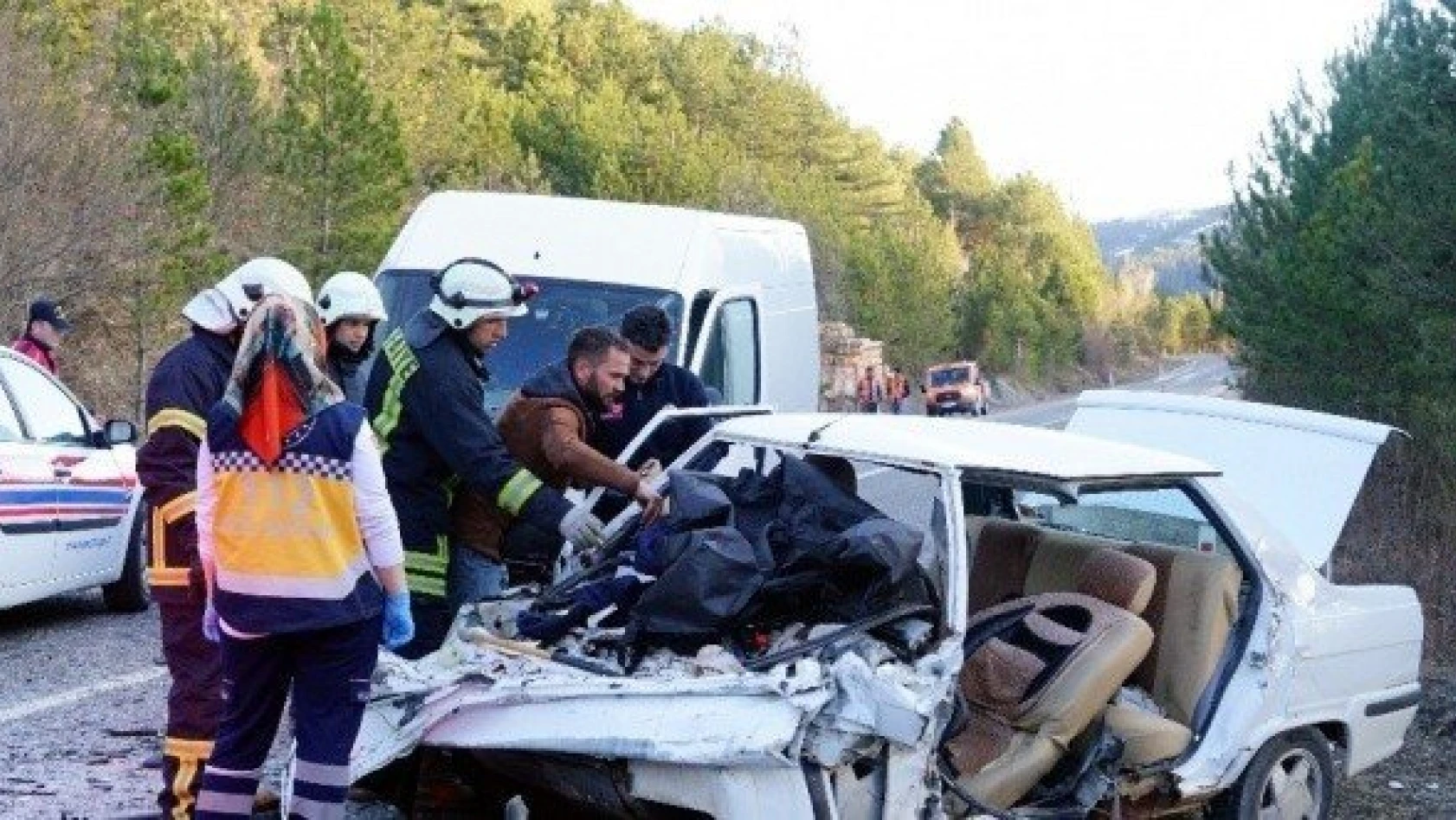 Kastamonu'da minibüs ile otomobil çarpıştı: 1 ölü, 6 yaralı