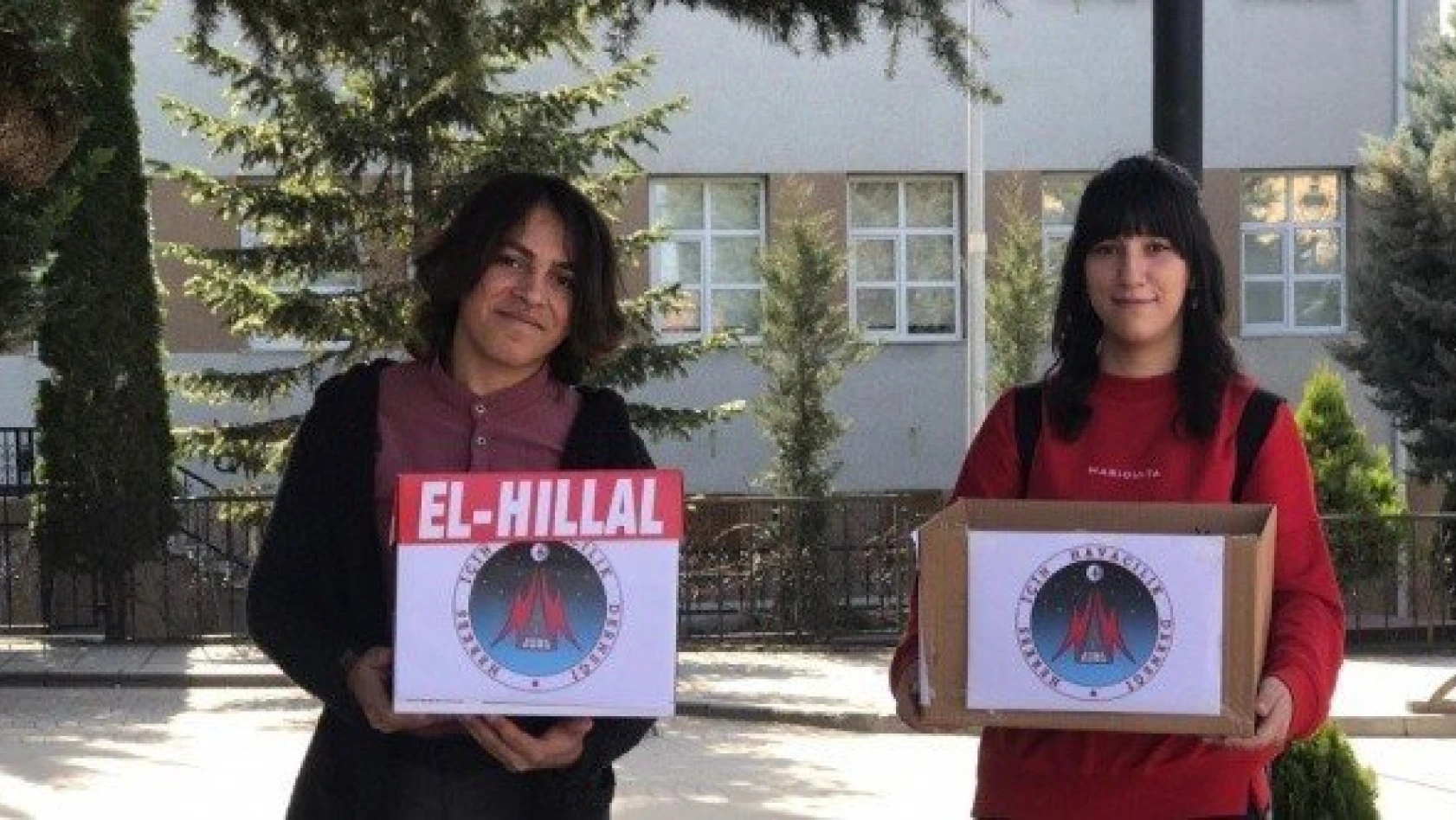 Öğrenciler, Kadınlar Günü'nde kadınlara pembe uçak dağıttı