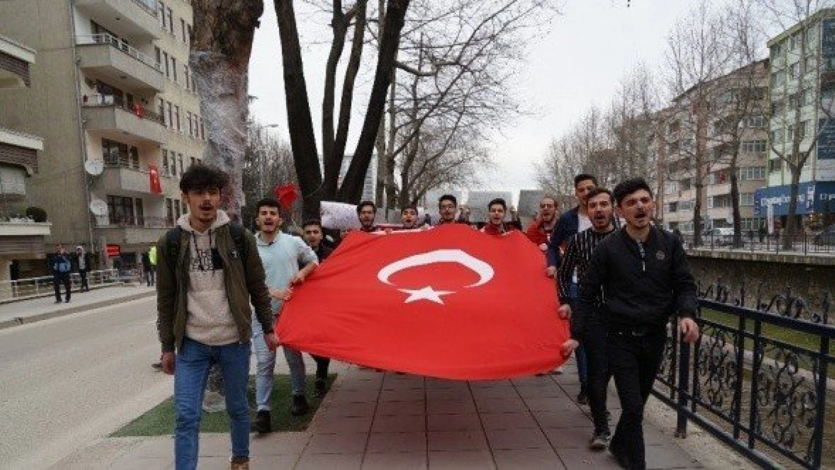 Üniversite öğrencileri, Mehmetçiğe destek için yürüyüş yaptı