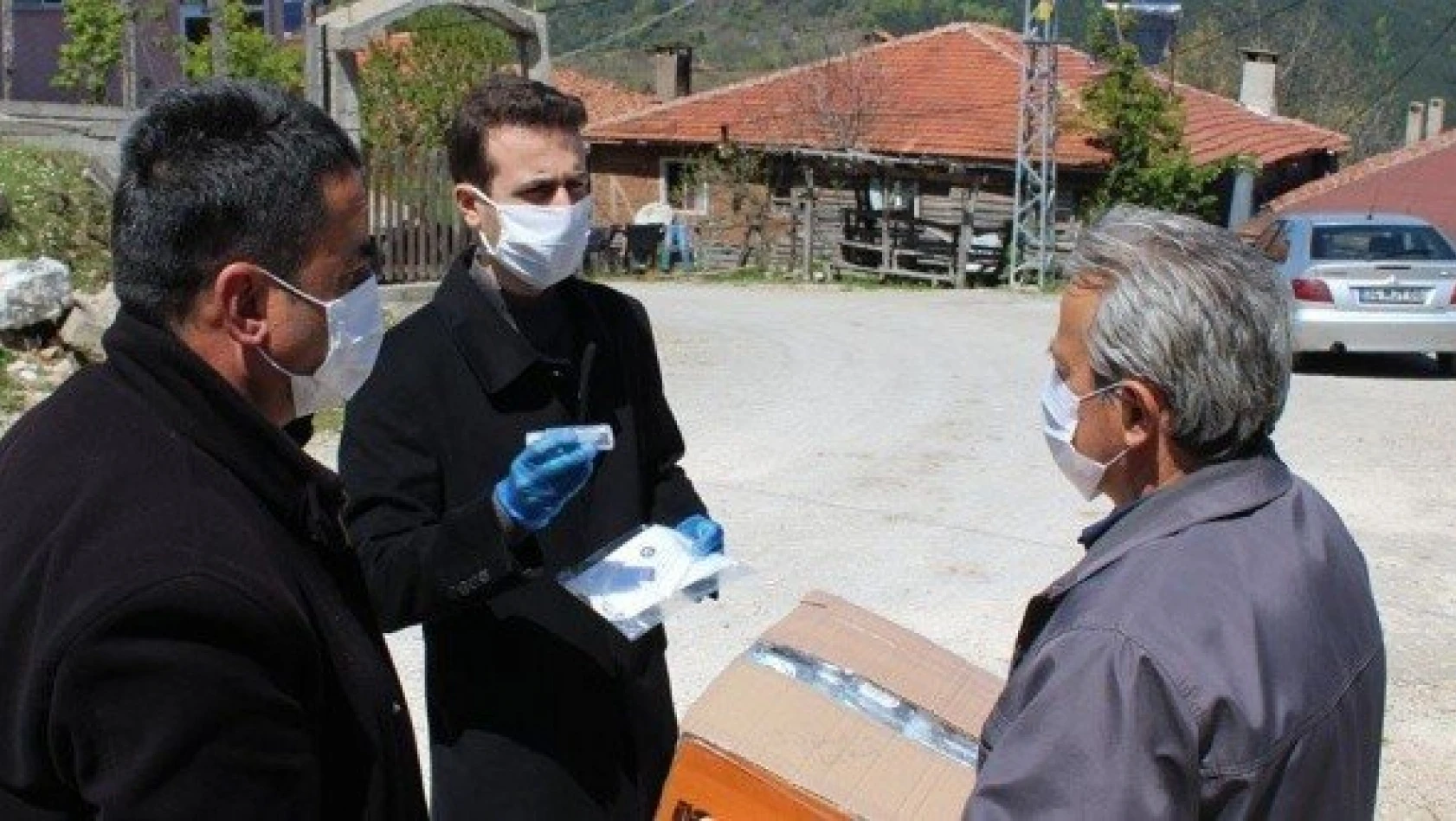 Bu ilçede köylerin dezenfektan ve maske ihtiyaçları karşılanıyor
