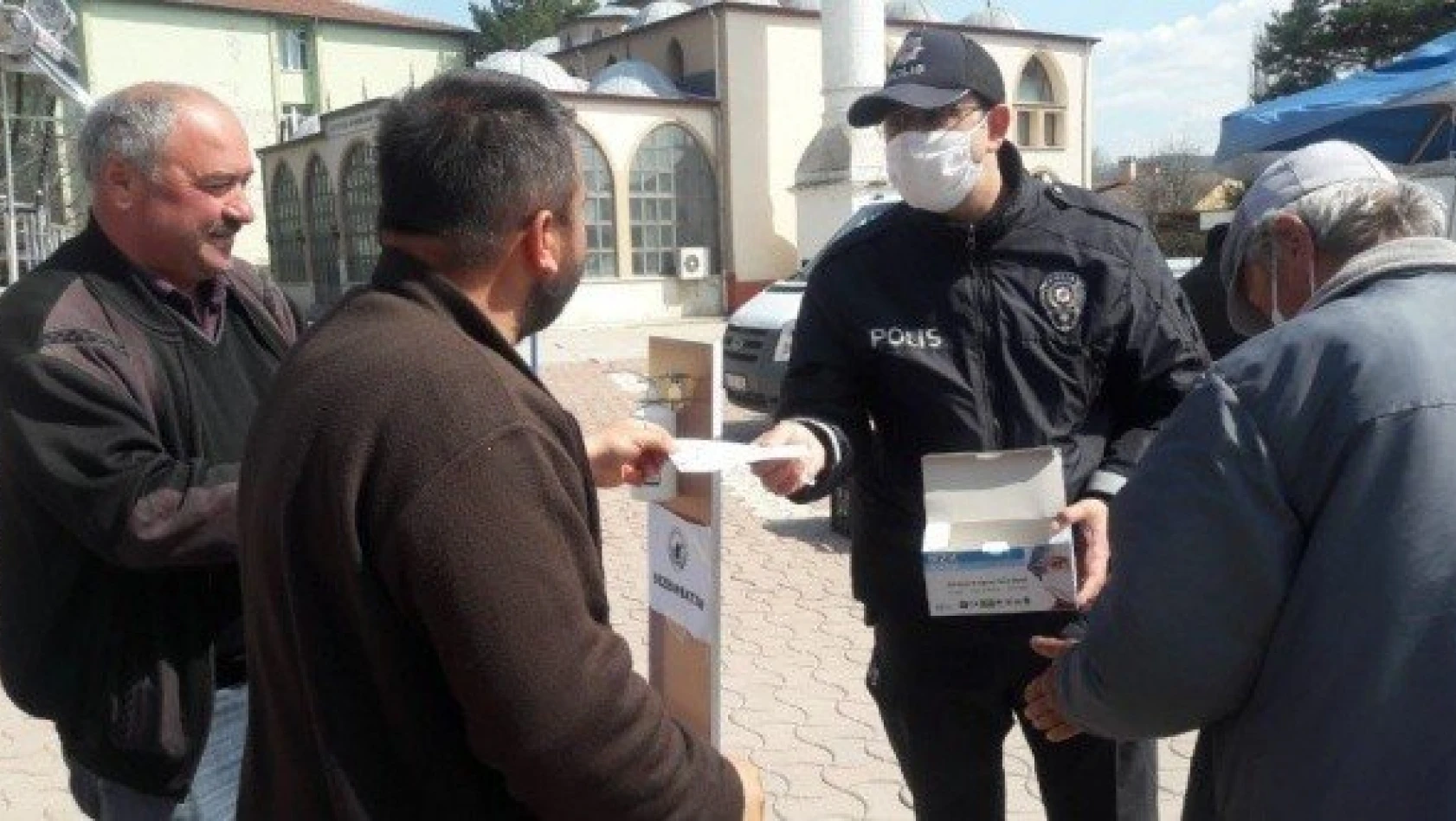 Daday'da vatandaşlara maske dağıtıldı