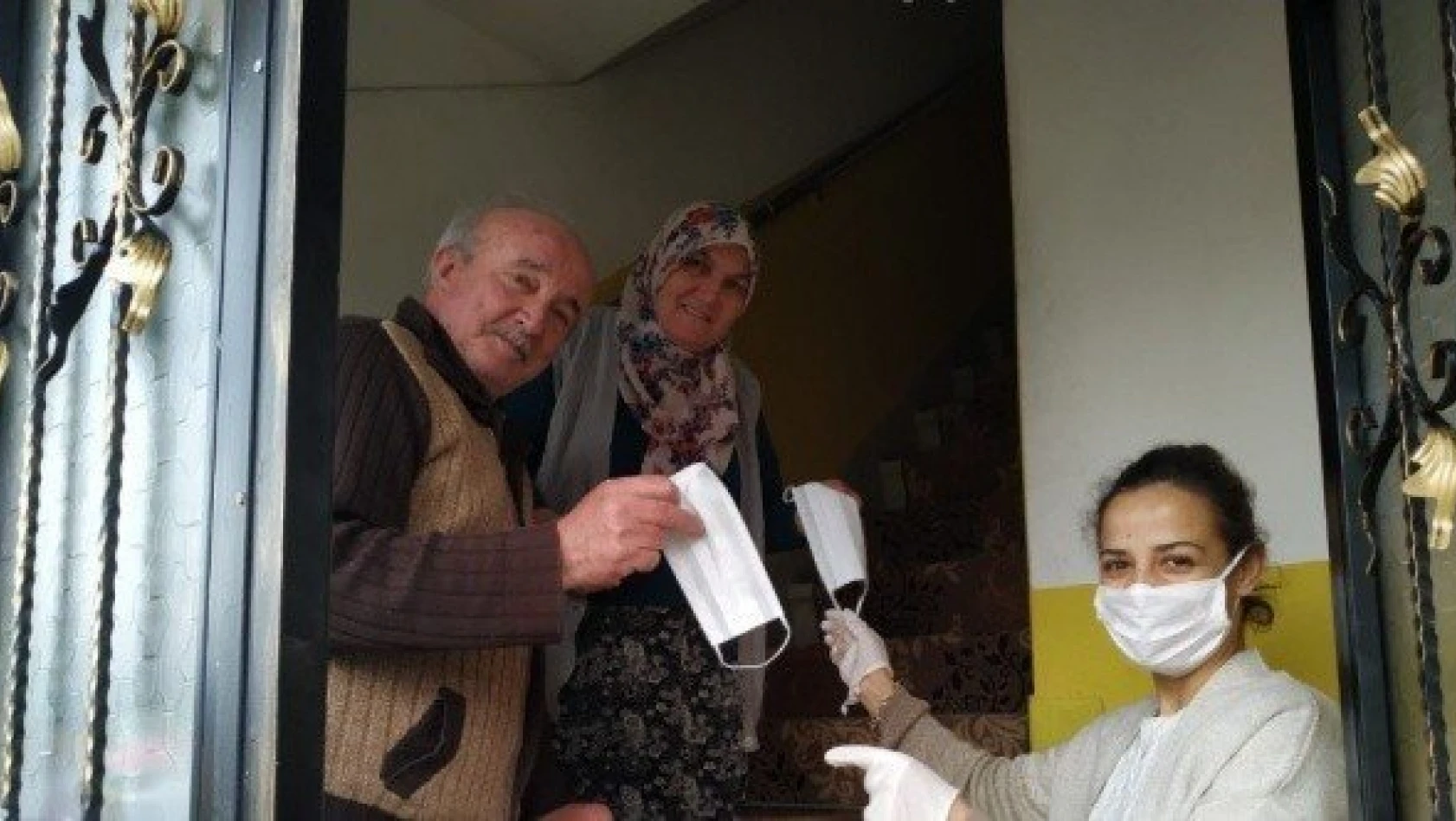 Daday'da kadın muhtar, maske ve eldiven dağıttı