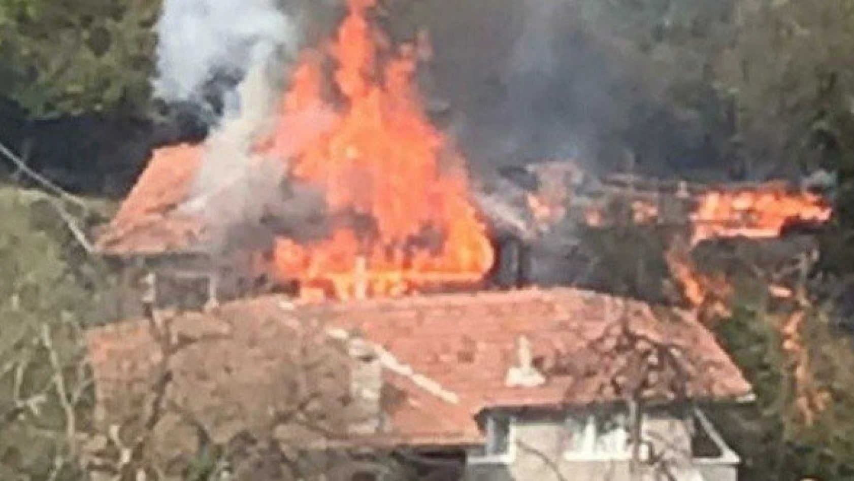 Kastamonu'da 2 ev yanarak kullanılamaz hale geldi