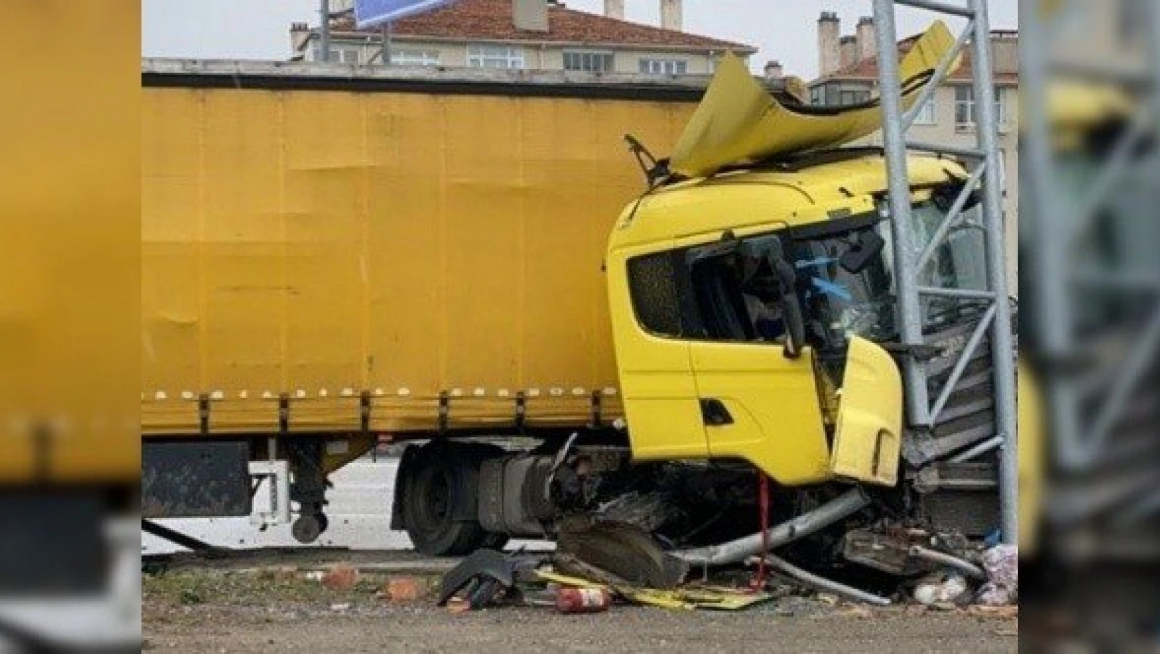 Kastamonu'da tır trafik levhasının direğine çarptı: 1 yaralı