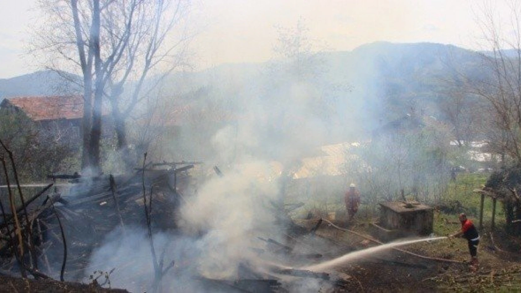 Kastamonu'daki yangında ahşap bina kül oldu