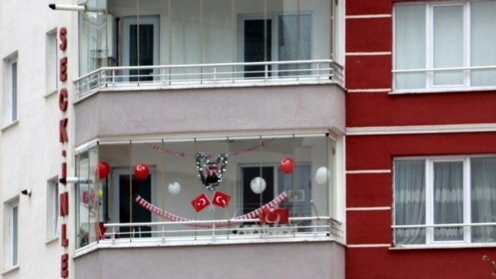 Kastamonu'da balkon ve pencereler 23 Nisan coşkusu için süslendi