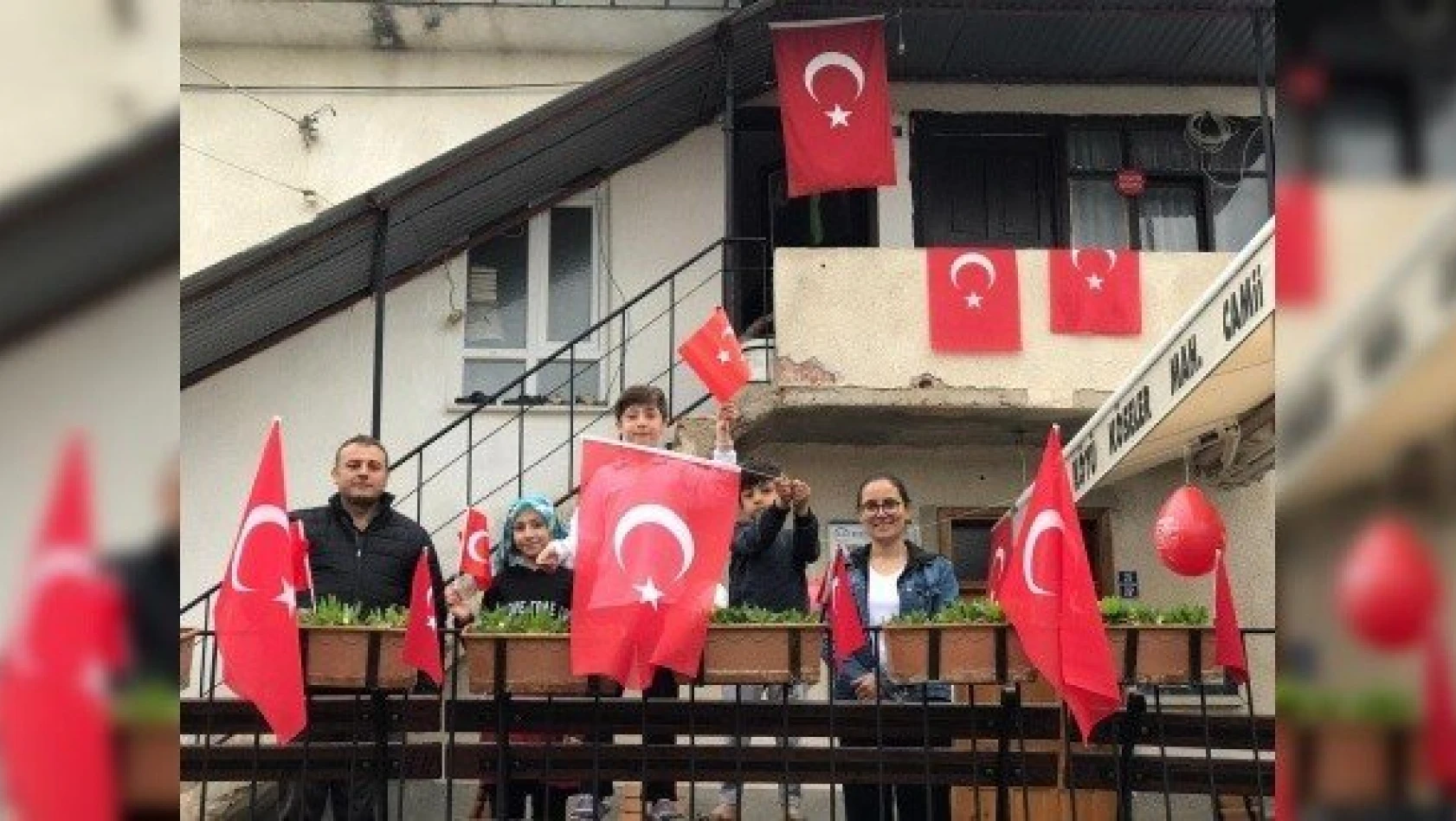 Köy muhtarı, ziyaret ettiği çocuklara Türk bayrağı ve balon verdi