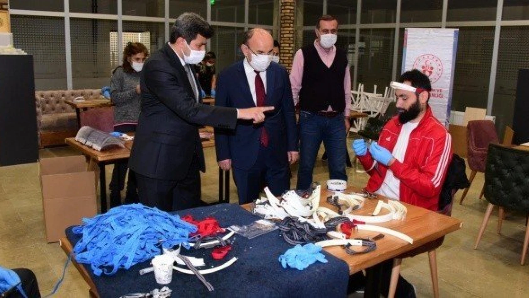 Vali Karadeniz, Gençlik Merkezi'nde maske yapımını inceledi