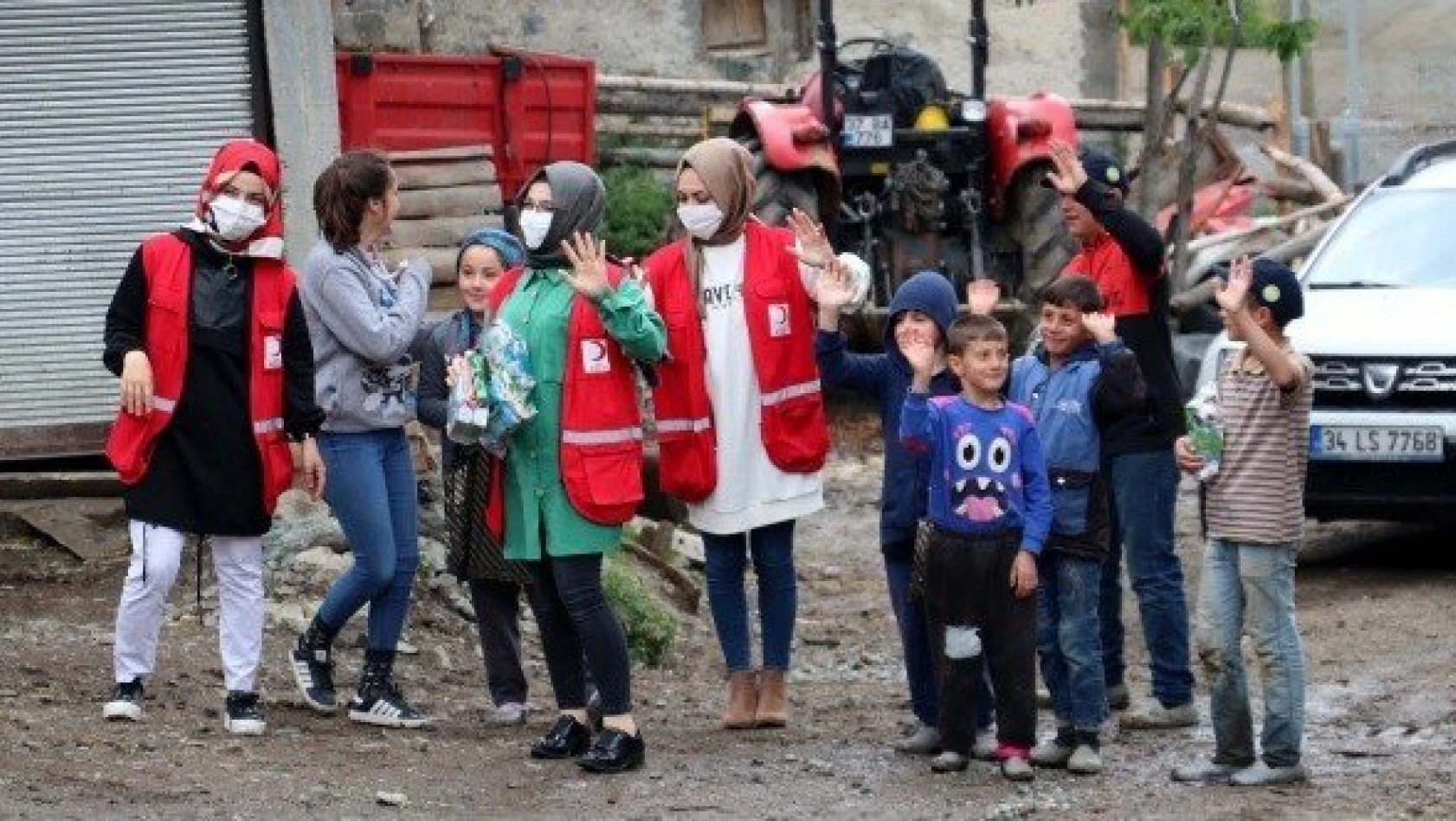 Türk Kızılay ev ev dolaştığı çocukları bayramlıklarla sevindirdi
