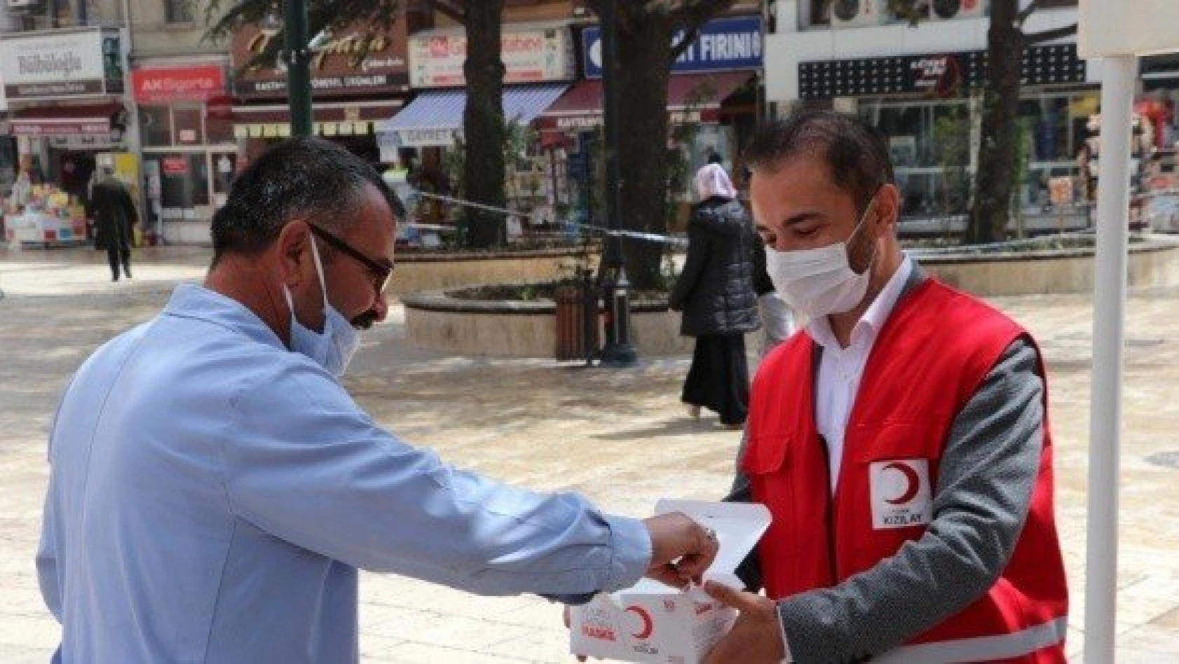 Kızılay gönüllüleri dükkan dükkan gezip maske ve dezenfektan dağıttı
