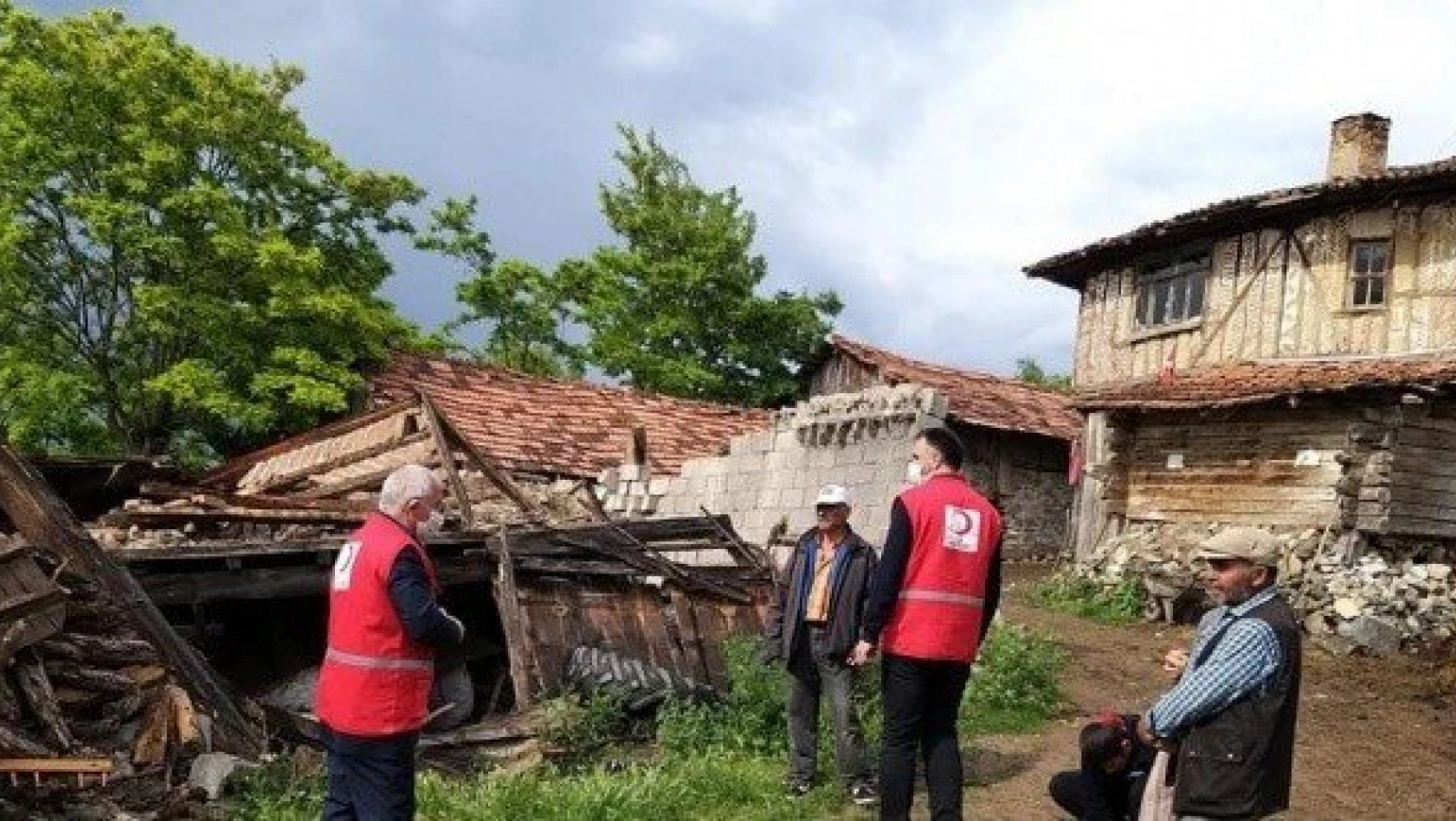 Evleri yıkılan aileye Kızılay'dan yardım