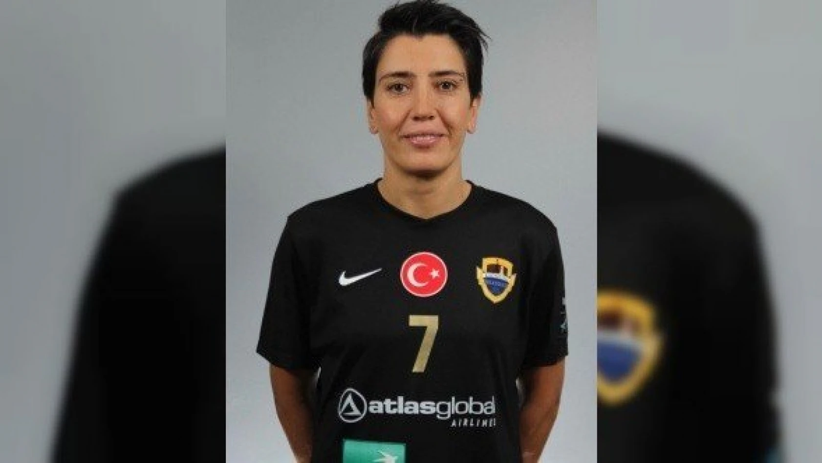 Hentbolcu Yeliz Özel, Yalıkavakspor'a transfer oldu