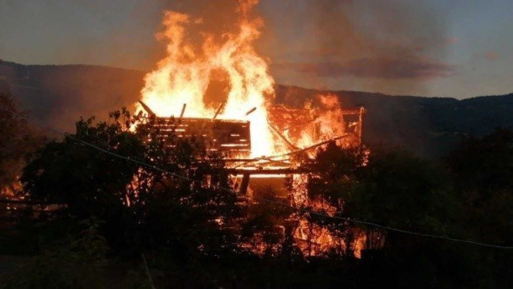 Kastamonu'daki yangında iki katlı ahşap ev yandı