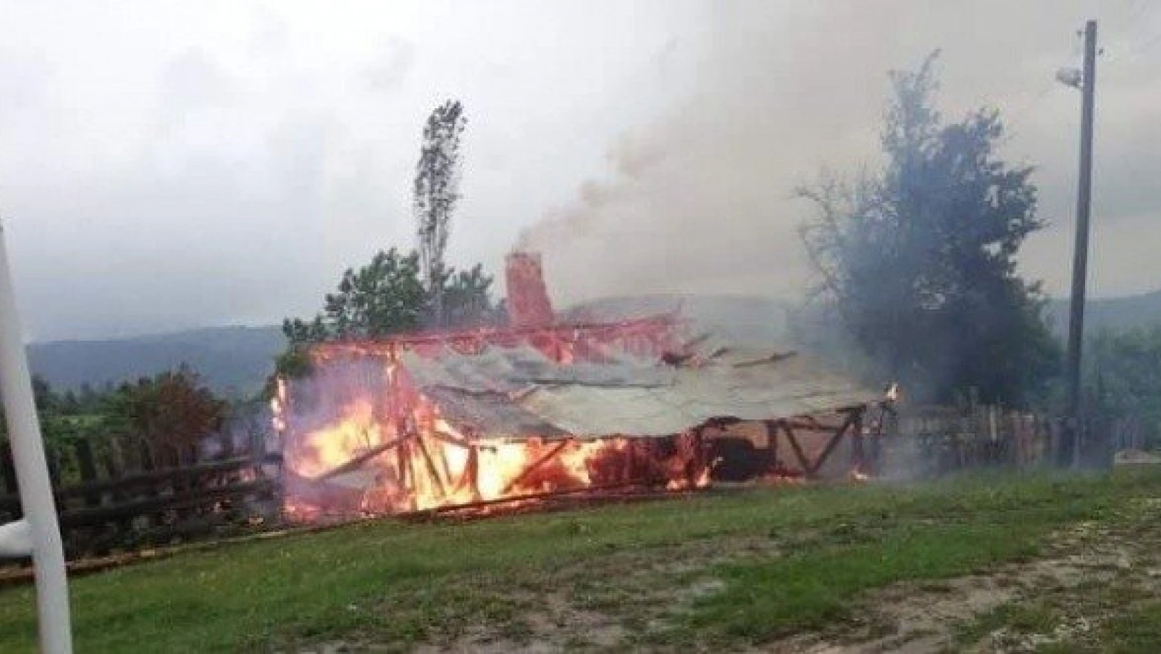 Kastamonu'da yıldırım düşen ev yanarak kül oldu