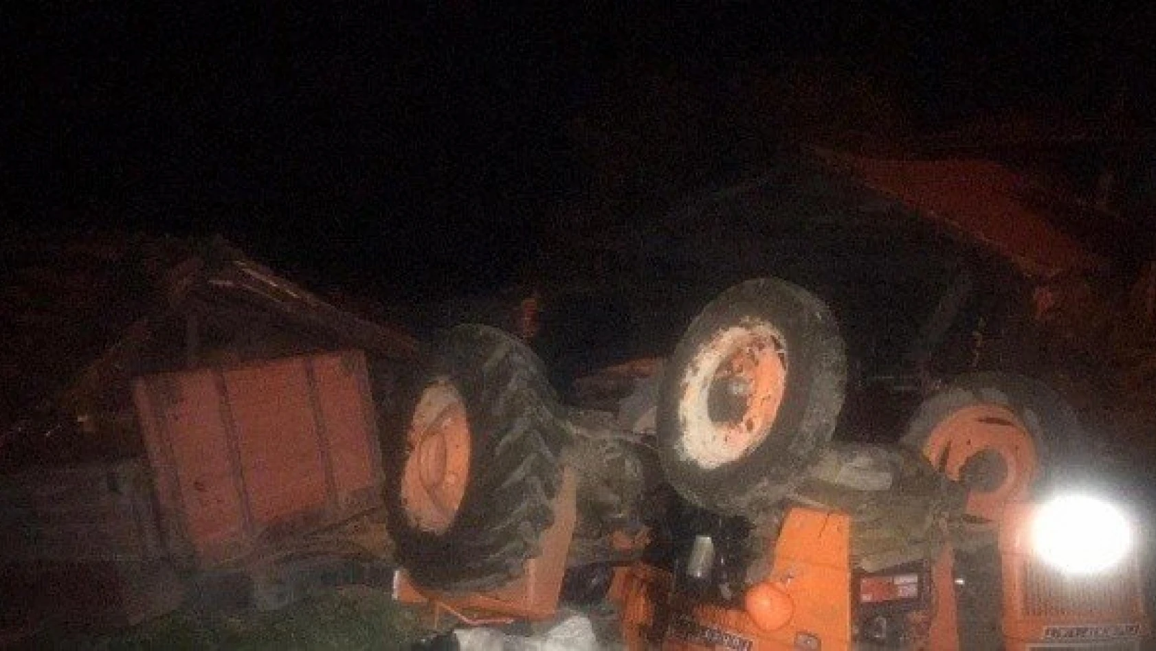 Balya yüklü traktör kaza yaptı: 1 yaralı