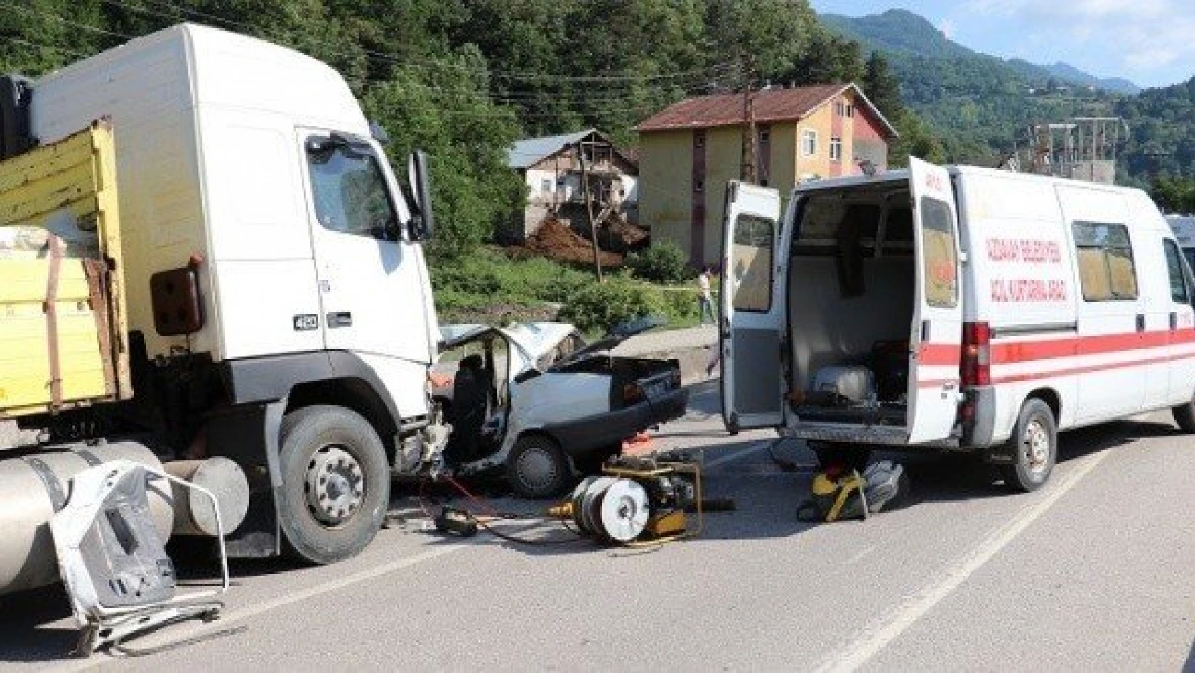 Kastamonu'da otomobil ile tır çarpıştı: 3 ölü