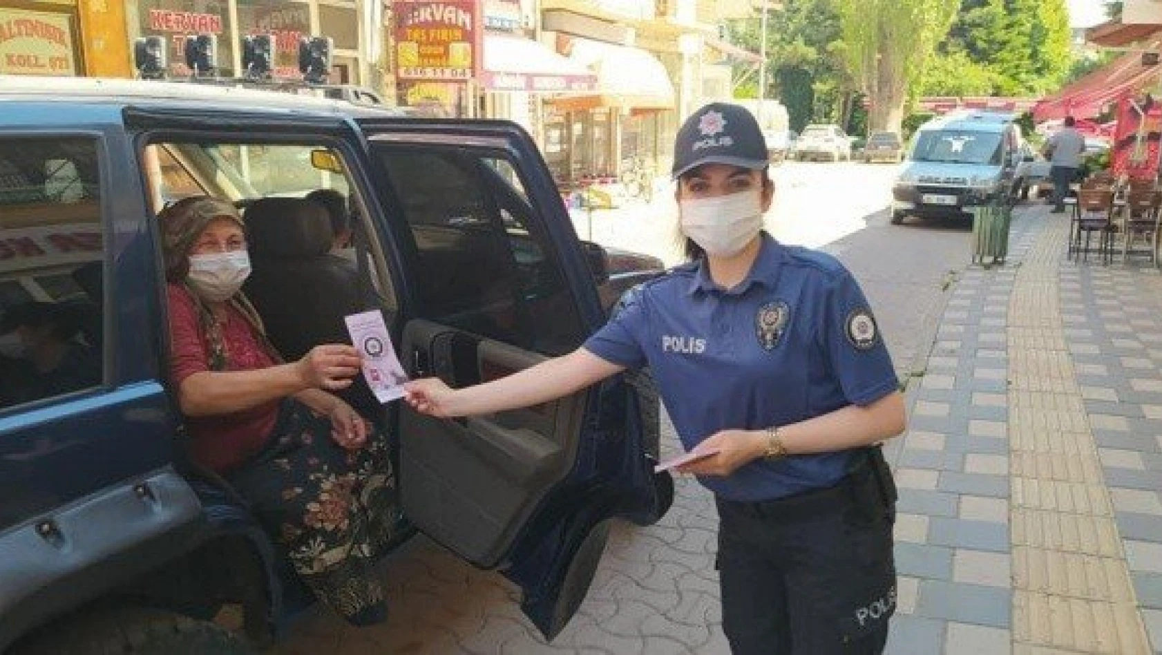 Polis ekipleri şiddete karşı broşür dağıttı