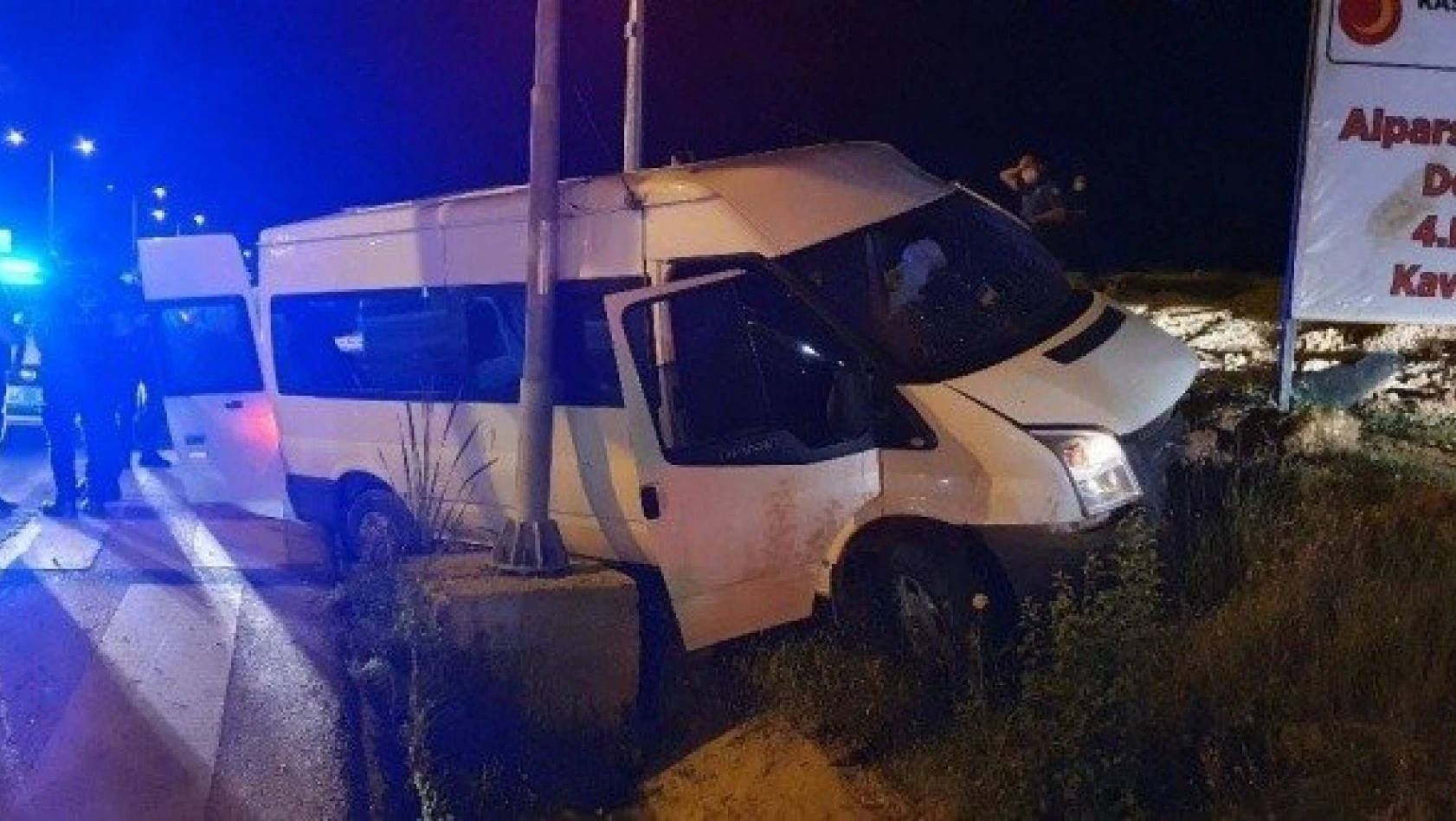 &quotDur" ihtarına uymayan araç ile polis minibüsü kaza yaptı: 4 yaralı