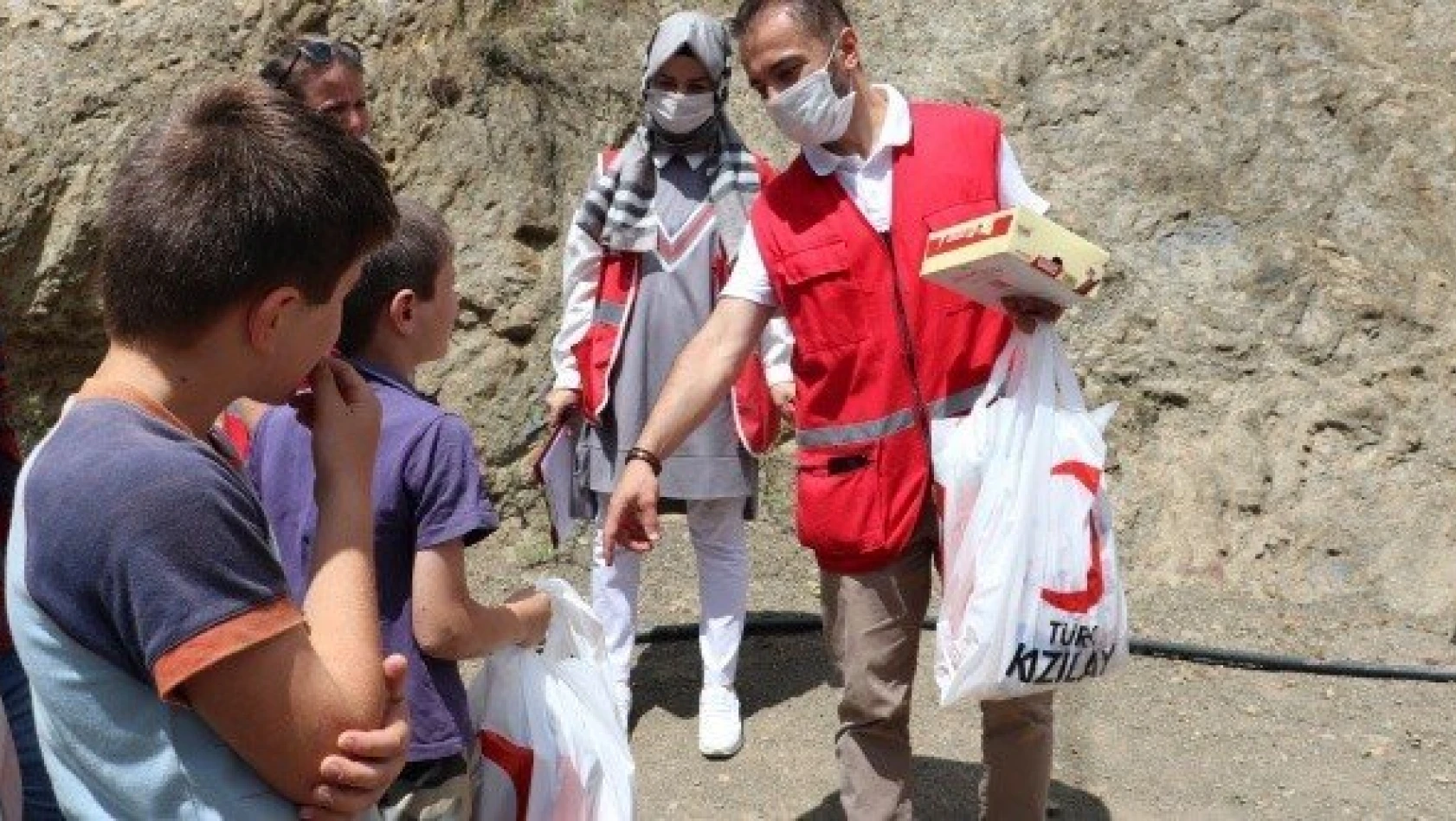Türk Kızılay ekipleri çocuklara bayramlık hediye etti