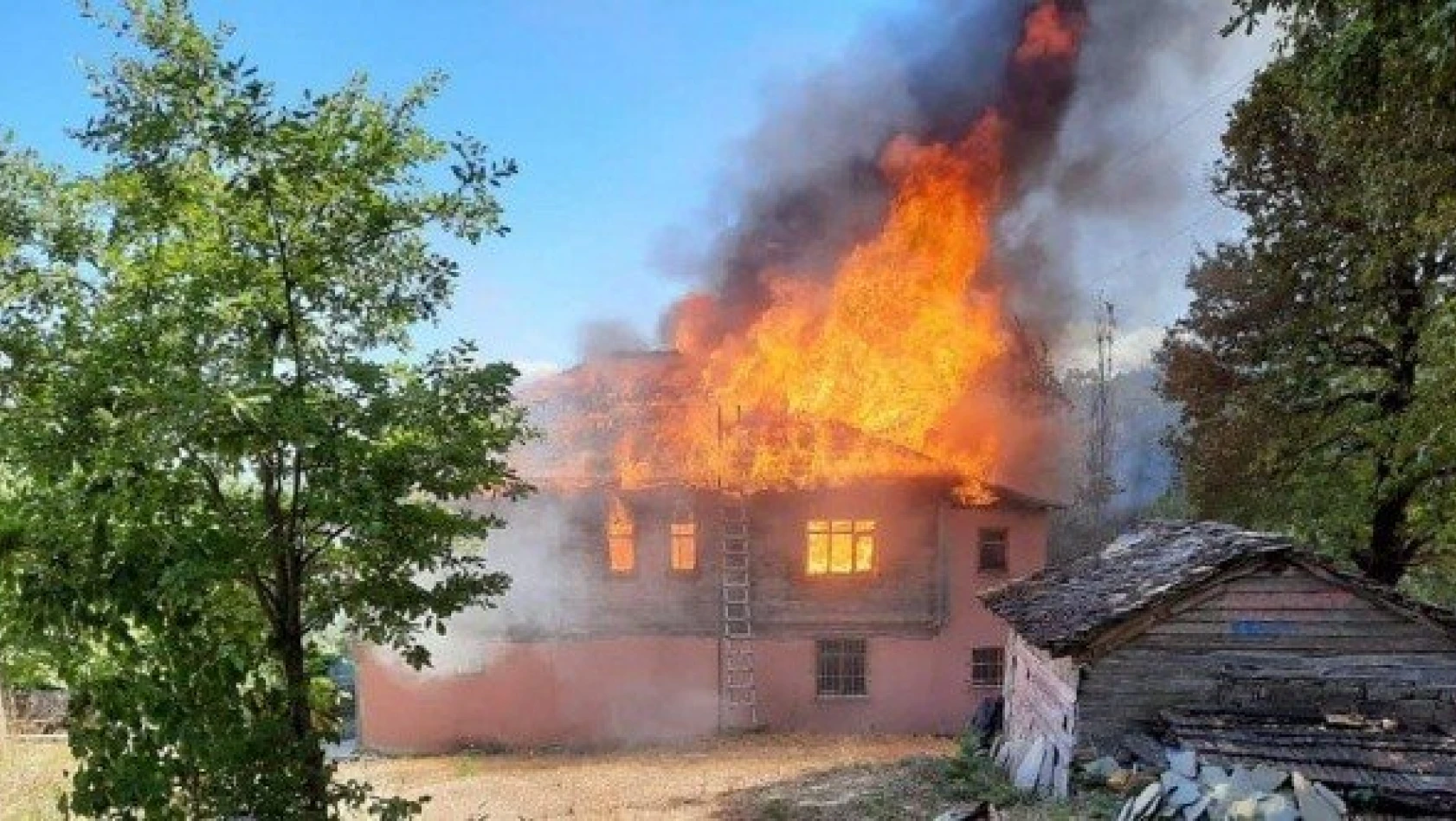 Çatalzeytin'de 2 katlı ahşap ev alev alev yandı