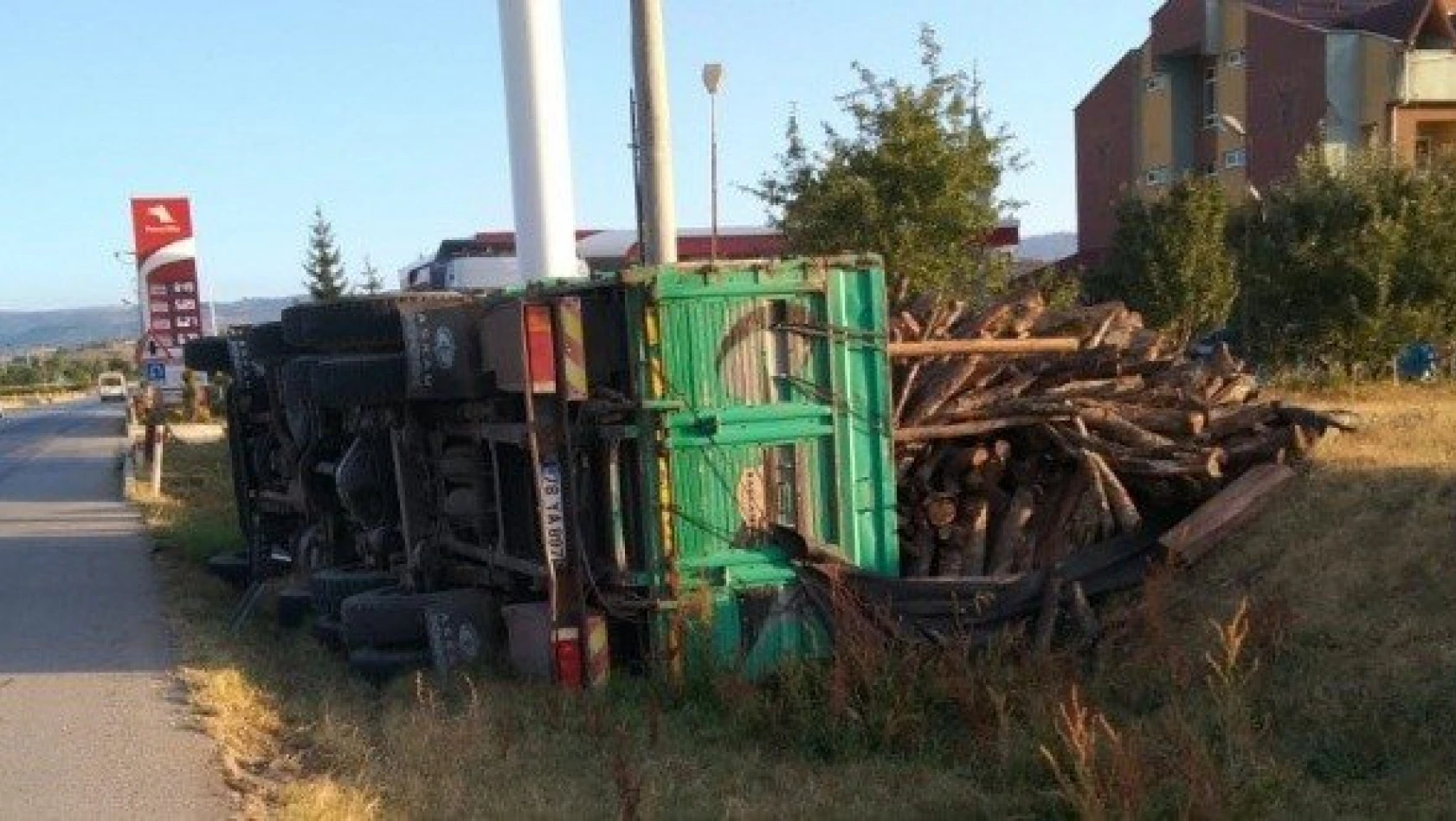 Devrilen odun yüklü kamyonun sürücüsü yaralandı