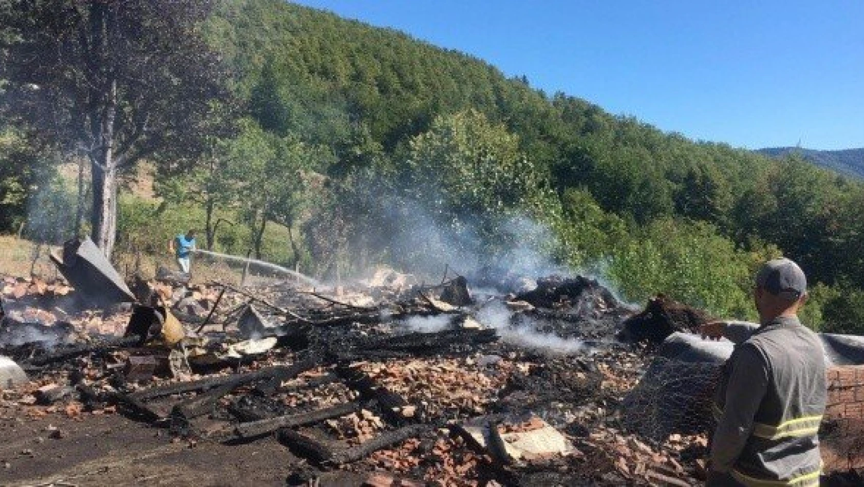 Kastamonu'da ev yangını: 2 katlı ahşap yandı, 2 hayvan telef oldu