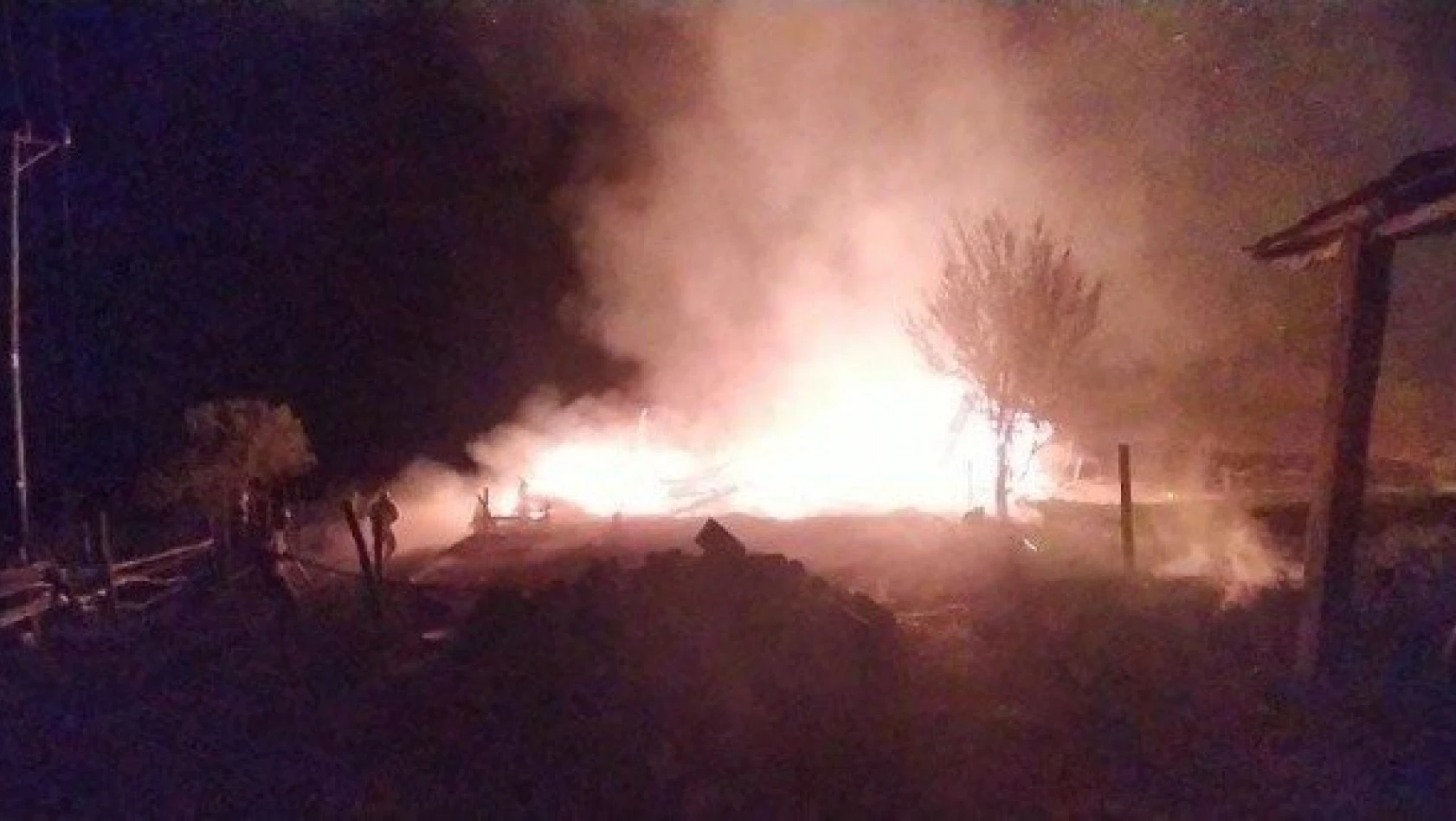 Kastamonu'da yangın! 5 samanlık ile 500 balya yandı