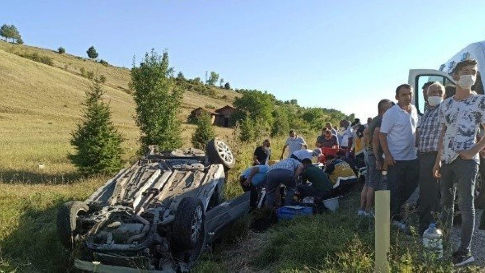 Kastamonu'da yoldan çıkan otomobil devrildi: 2 yaralı
