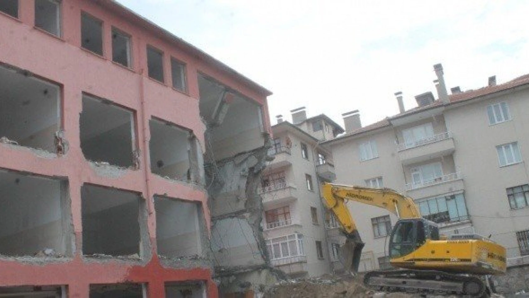 Tosya'daki Namık Kemal Ortaokulu yıkılıyor
