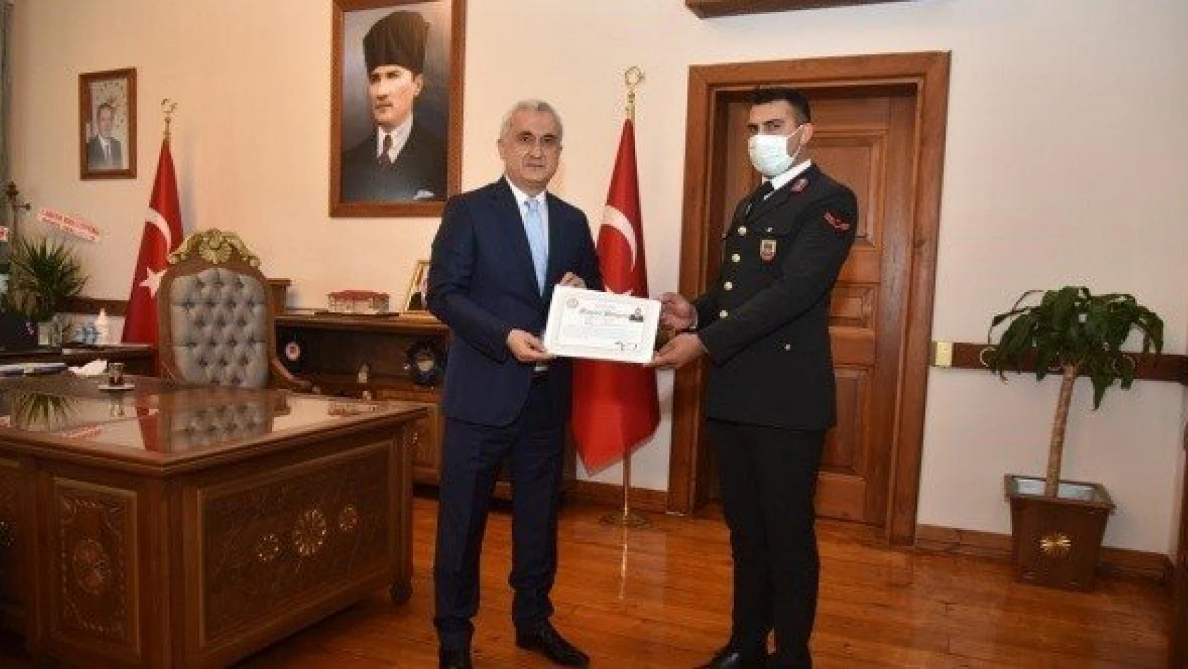 Vali Çakır'dan jandarma personeline başarı belgesi