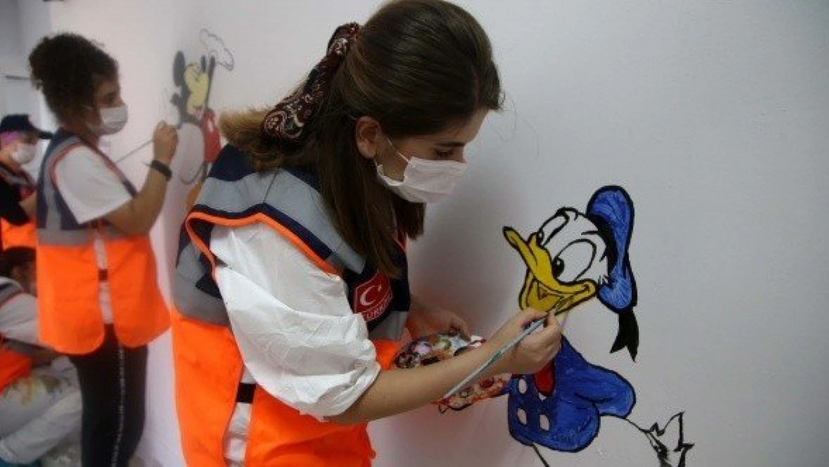 AFAD gönüllüleri çocuklar için sınıfları boyadı