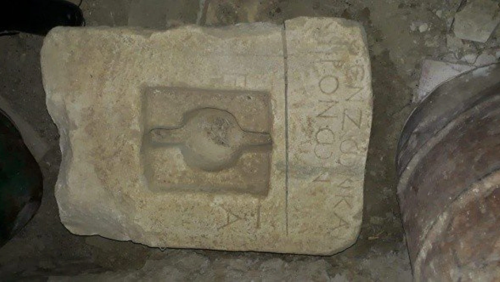 Evinde Roma dönemine ait çeşme taşı bulundu