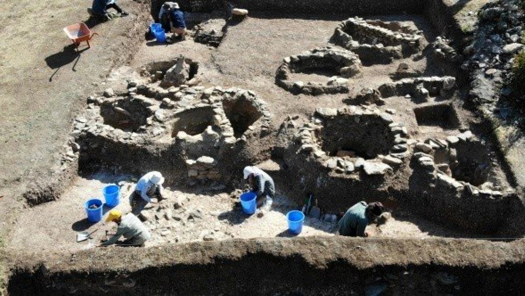 Kahin Tepe kazısında eski döneme ait tapınak bulundu