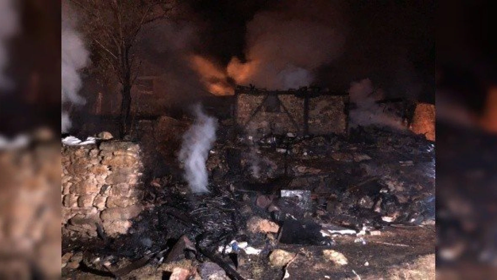 Kastamonu'da köyde çıkan yangında 2 ev, 1 garaj yandı
