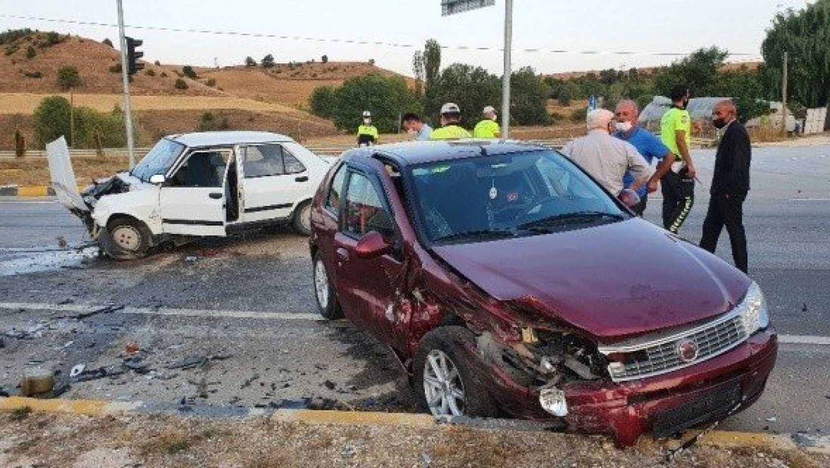 Kastamonu'da iki otomobil çarpışması sonucu 3 kişi yaralandı