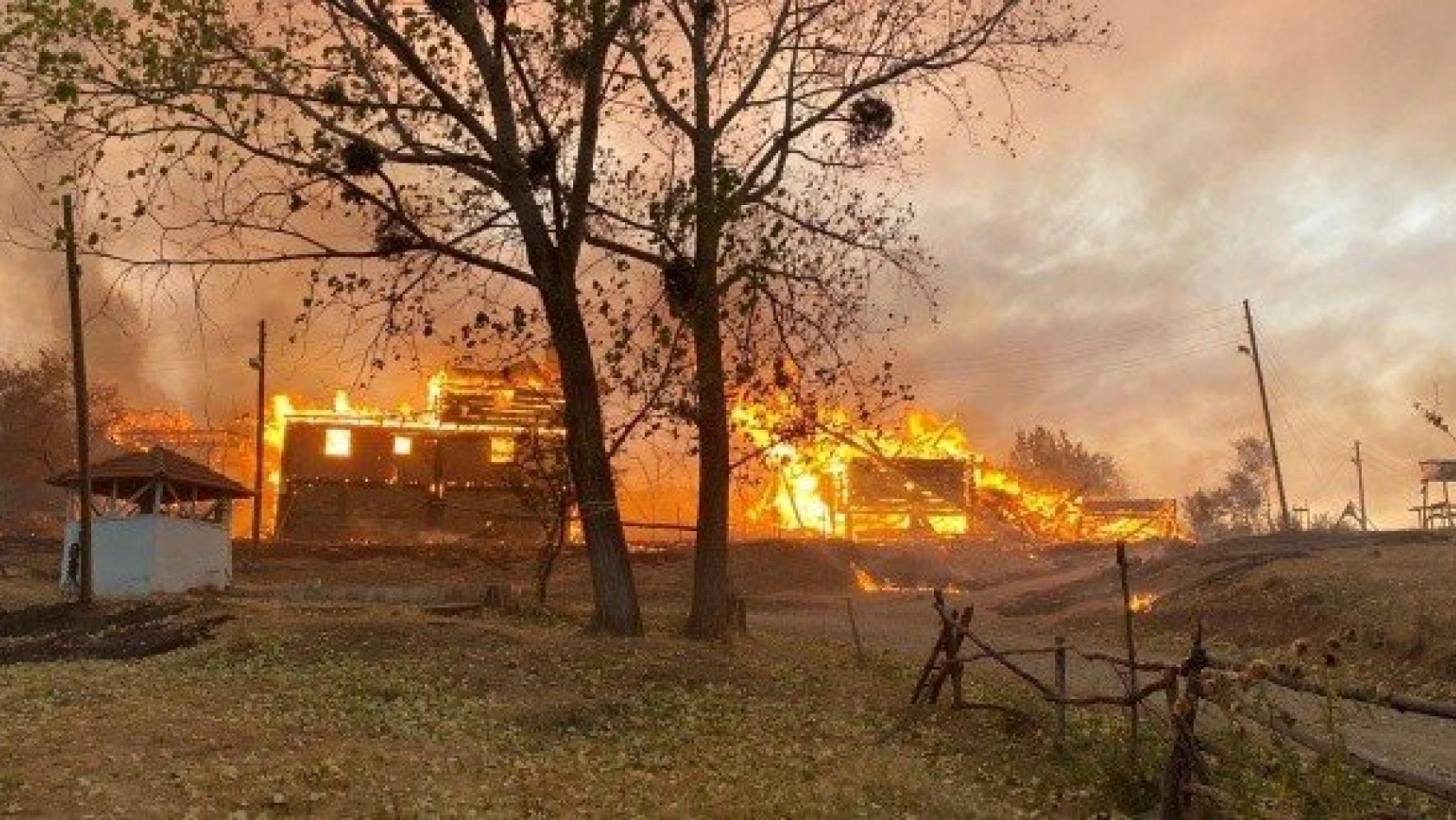 Kastamonu'daki orman yangını 4 ev ve 4 samanlığı da kül etti