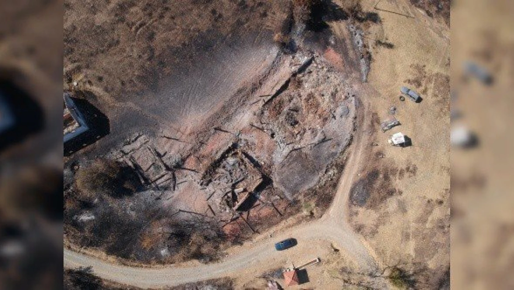 Orman yangınında evleri yanan köylüler enkazda çalışma yürütüyor