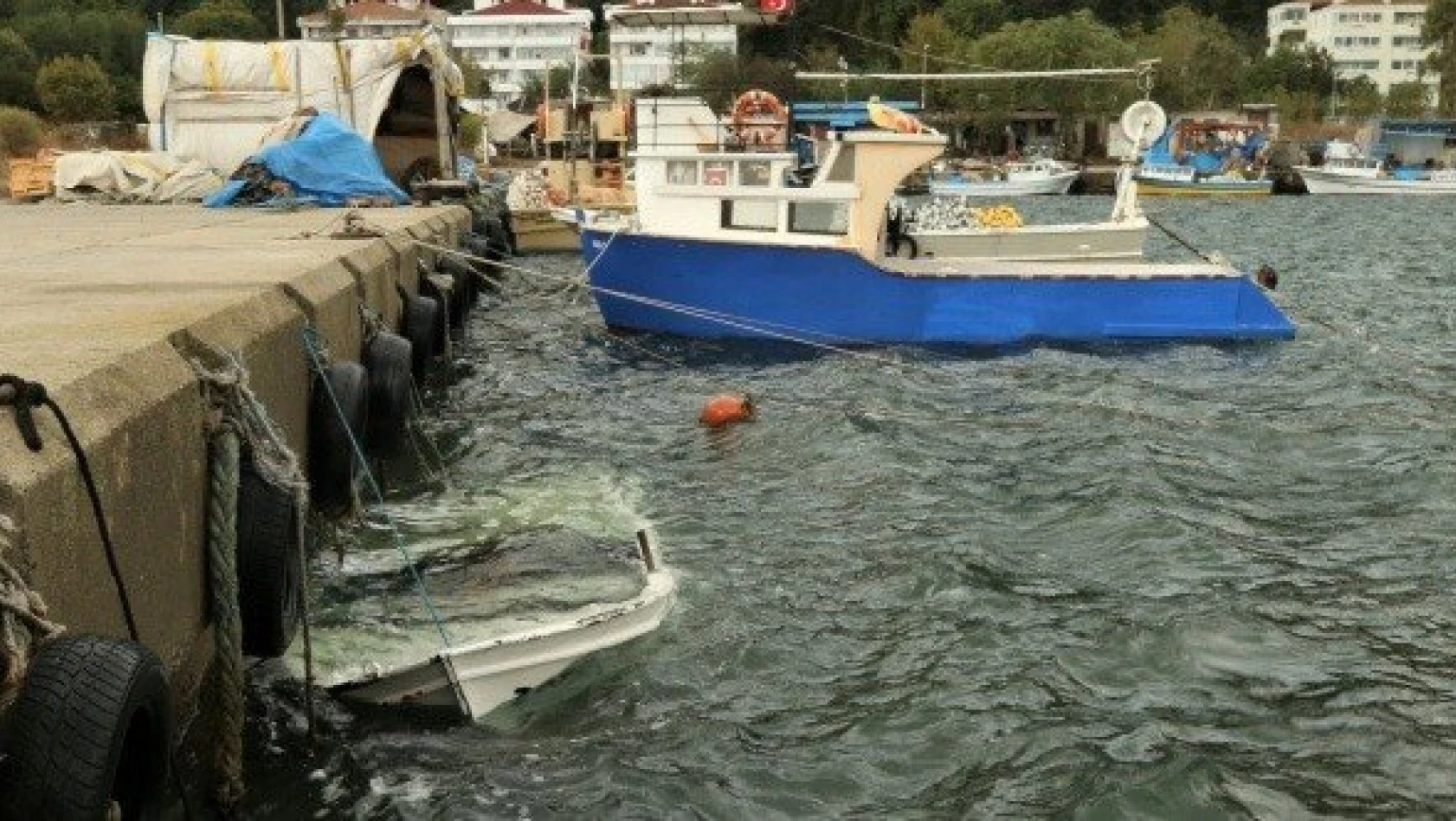 Şiddetli rüzgar Kastamonulu balıkçılara zor anlar yaşattı