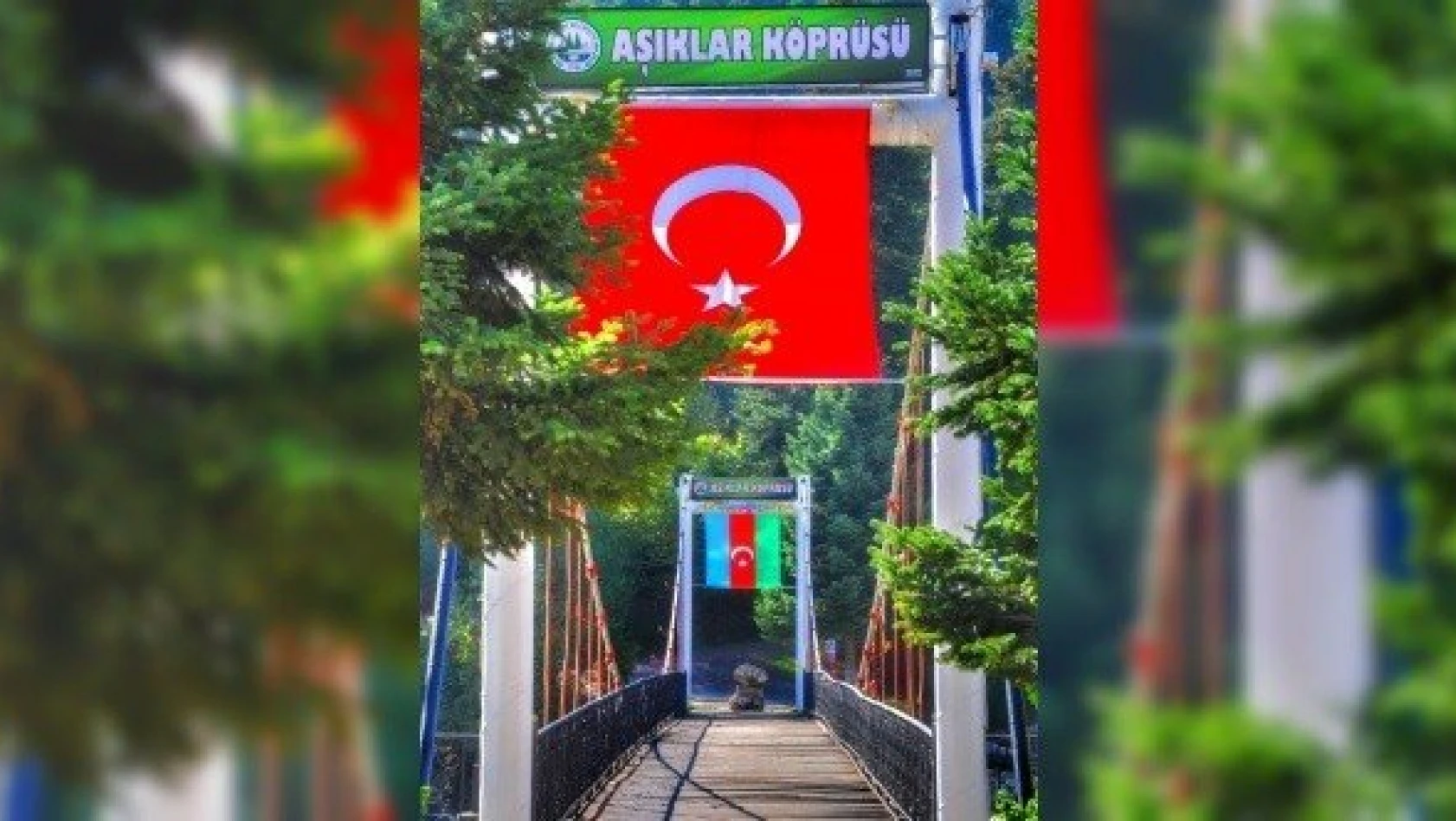 Aşıklar Köprüsüne Azerbaycan bayrağı asıldı